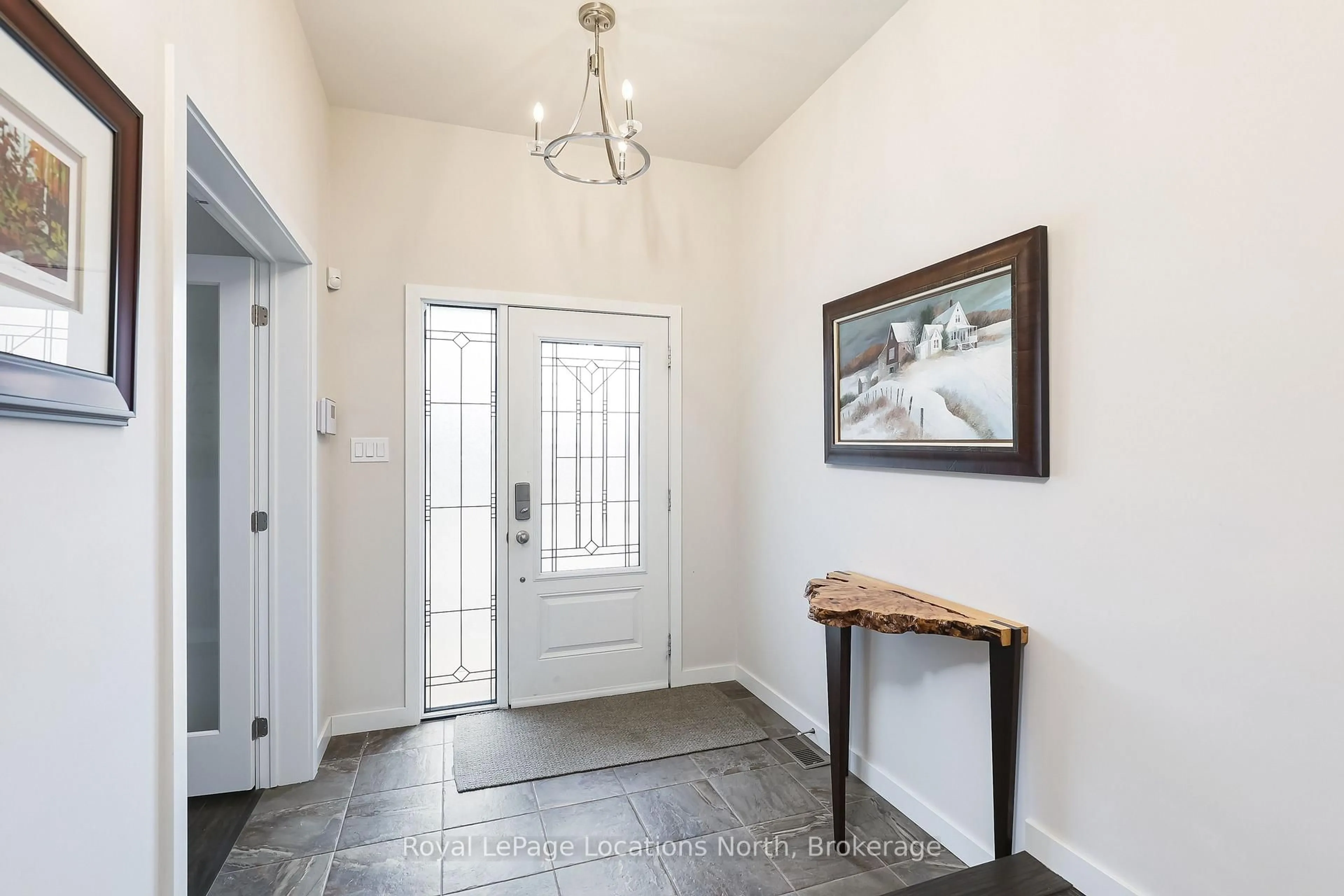 Indoor entryway for 122 YELLOW BIRCH Cres, Blue Mountains Ontario L9Y 0Y5