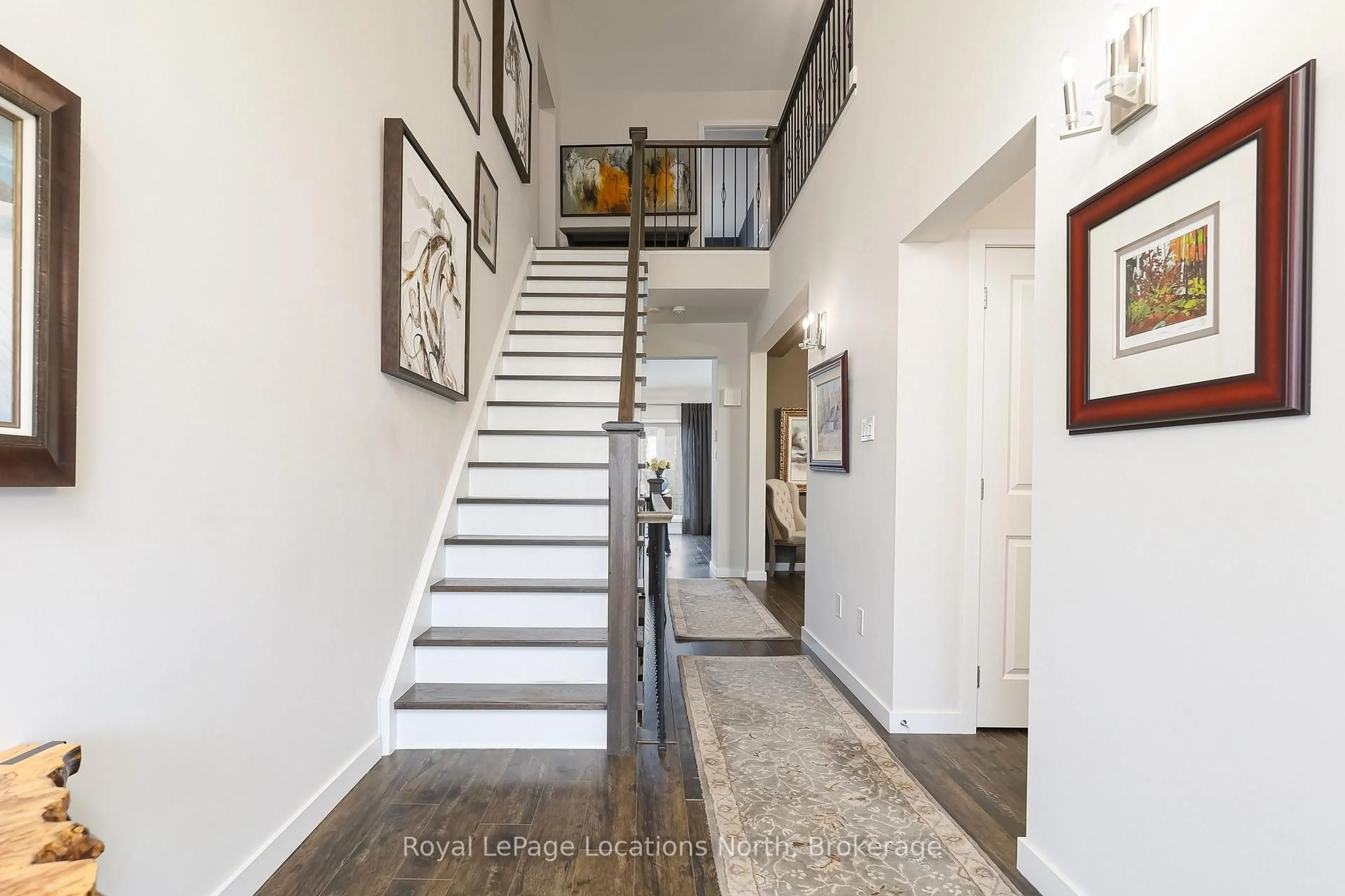 Indoor foyer for 122 YELLOW BIRCH Cres, Blue Mountains Ontario L9Y 0Y5