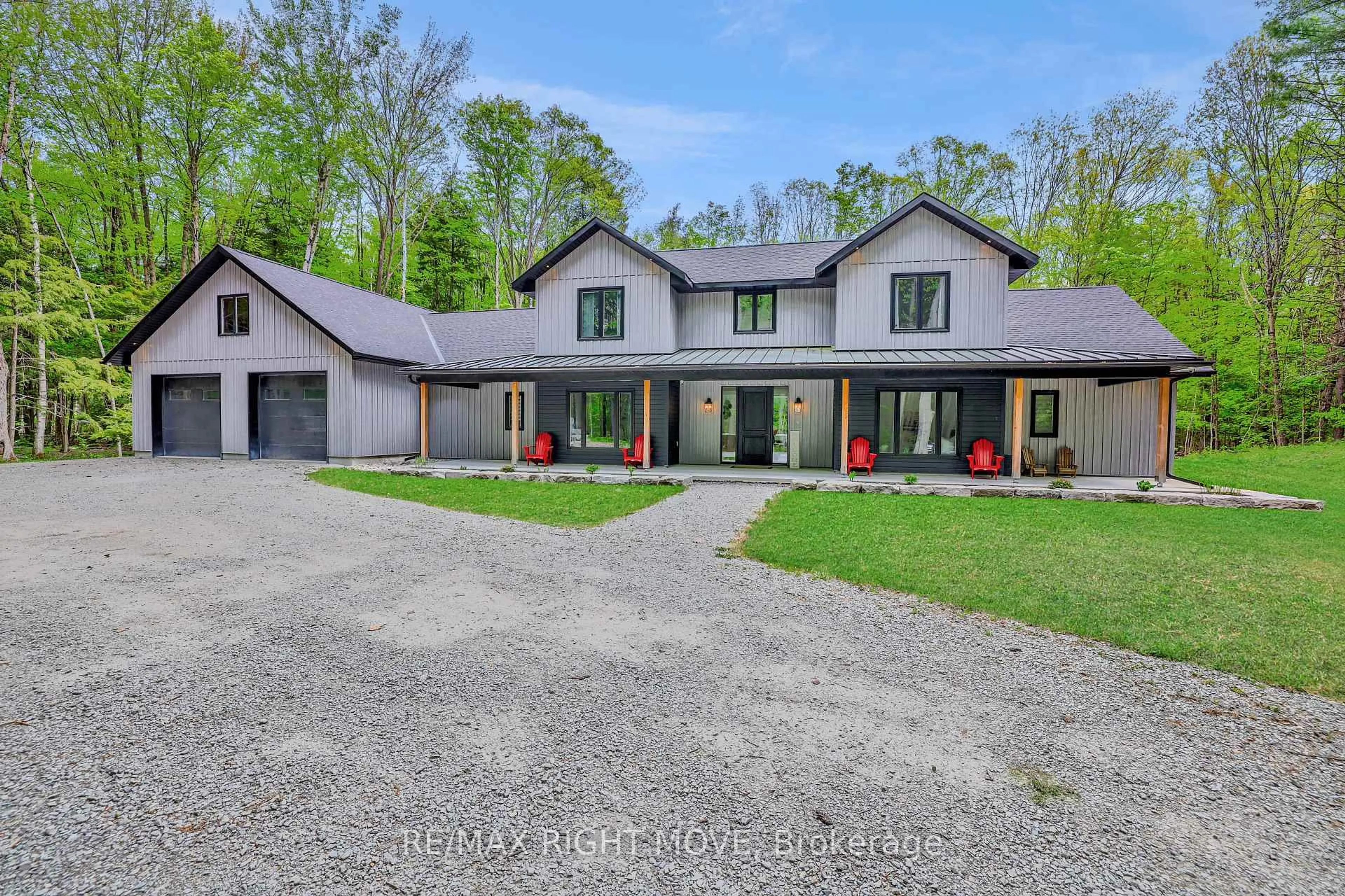 A pic from outside/outdoor area/front of a property/back of a property/a pic from drone, unknown for 1025 Davis Dr, Gravenhurst Ontario P0E 1N0