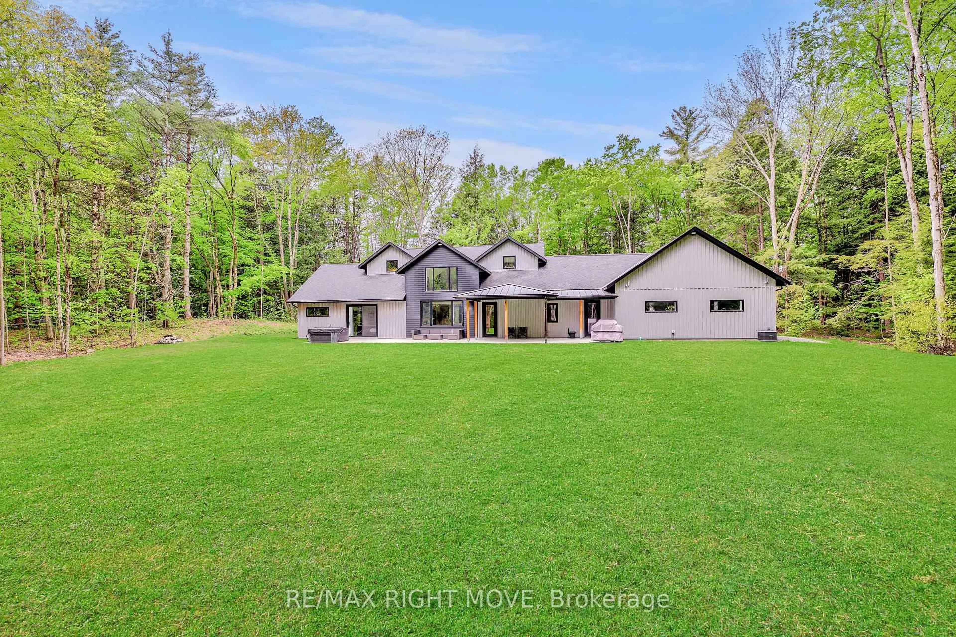 A pic from outside/outdoor area/front of a property/back of a property/a pic from drone, unknown for 1025 Davis Dr, Gravenhurst Ontario P0E 1N0