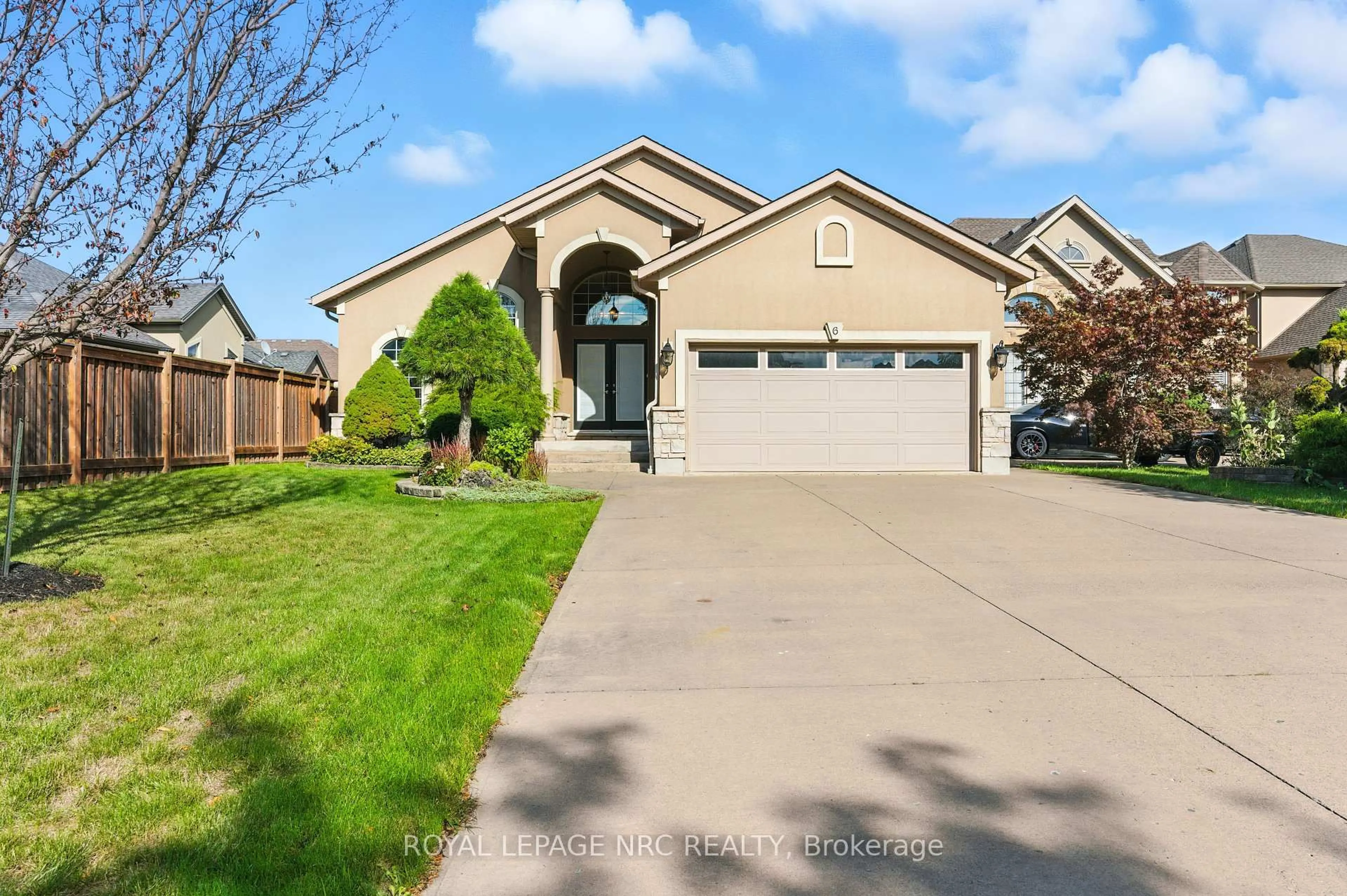 Home with vinyl exterior material, street for 6 MCLEAN Crt, St. Catharines Ontario L2W 0A2