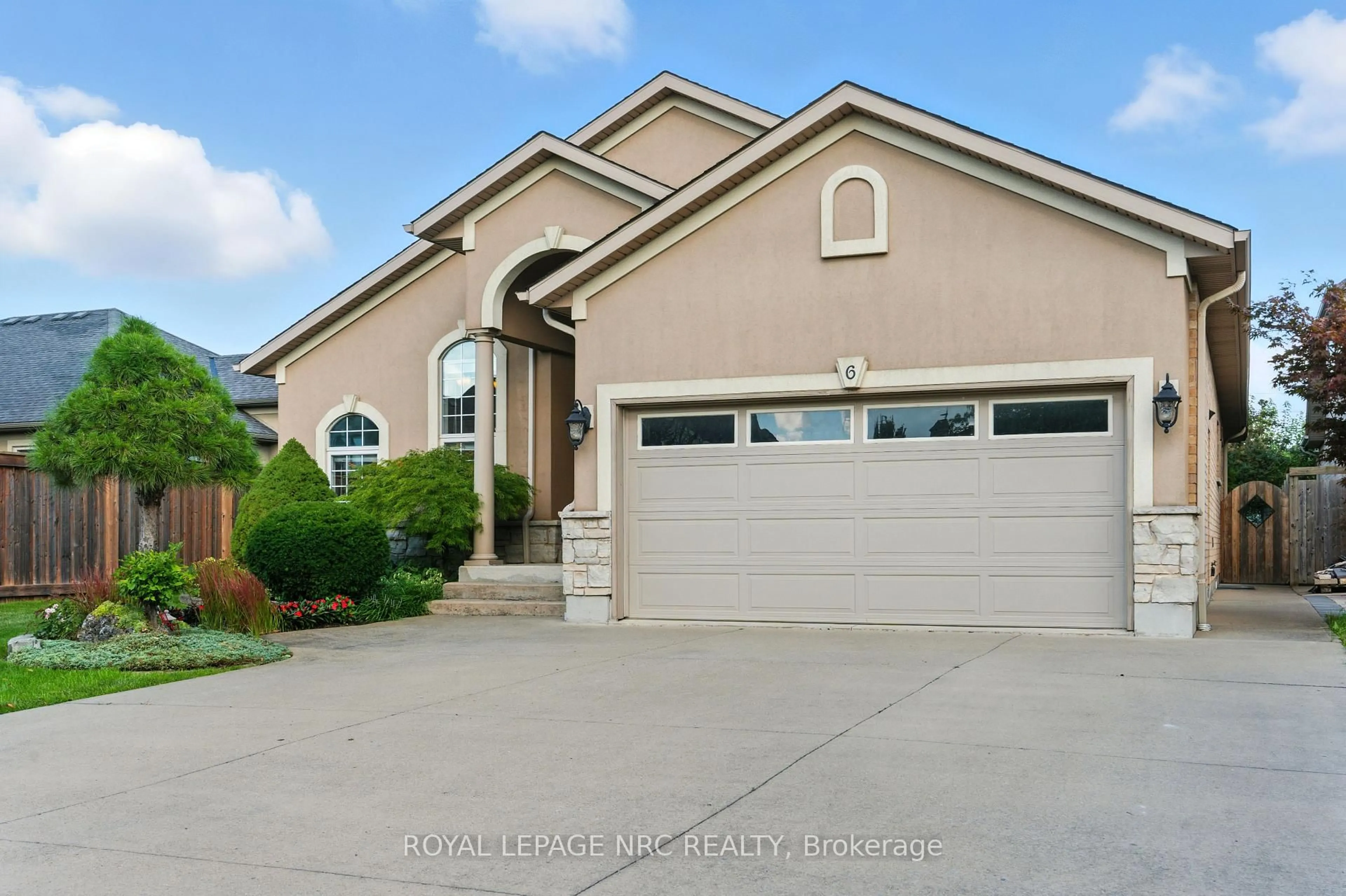 Home with vinyl exterior material, street for 6 MCLEAN Crt, St. Catharines Ontario L2W 0A2