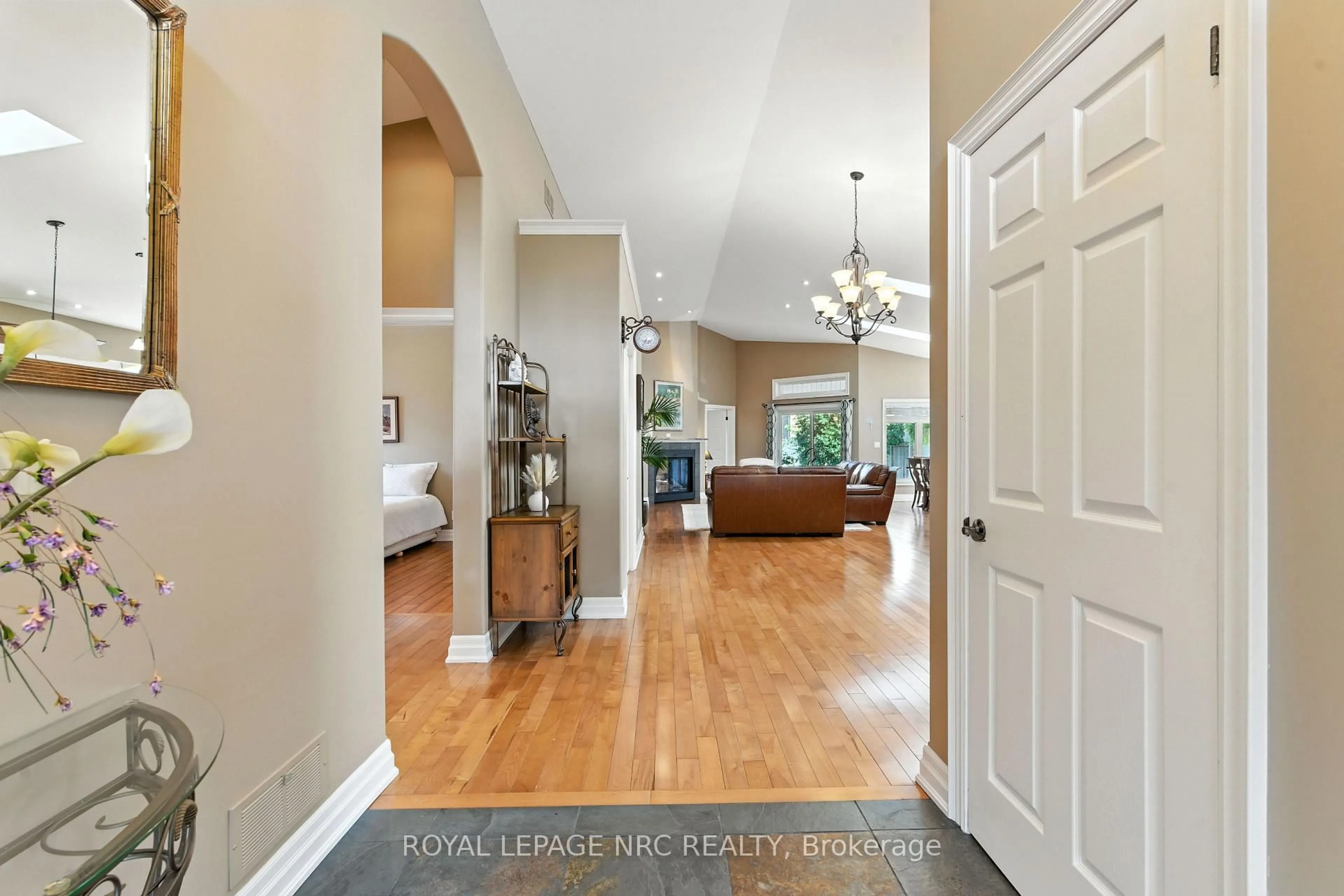 Indoor entryway for 6 MCLEAN Crt, St. Catharines Ontario L2W 0A2
