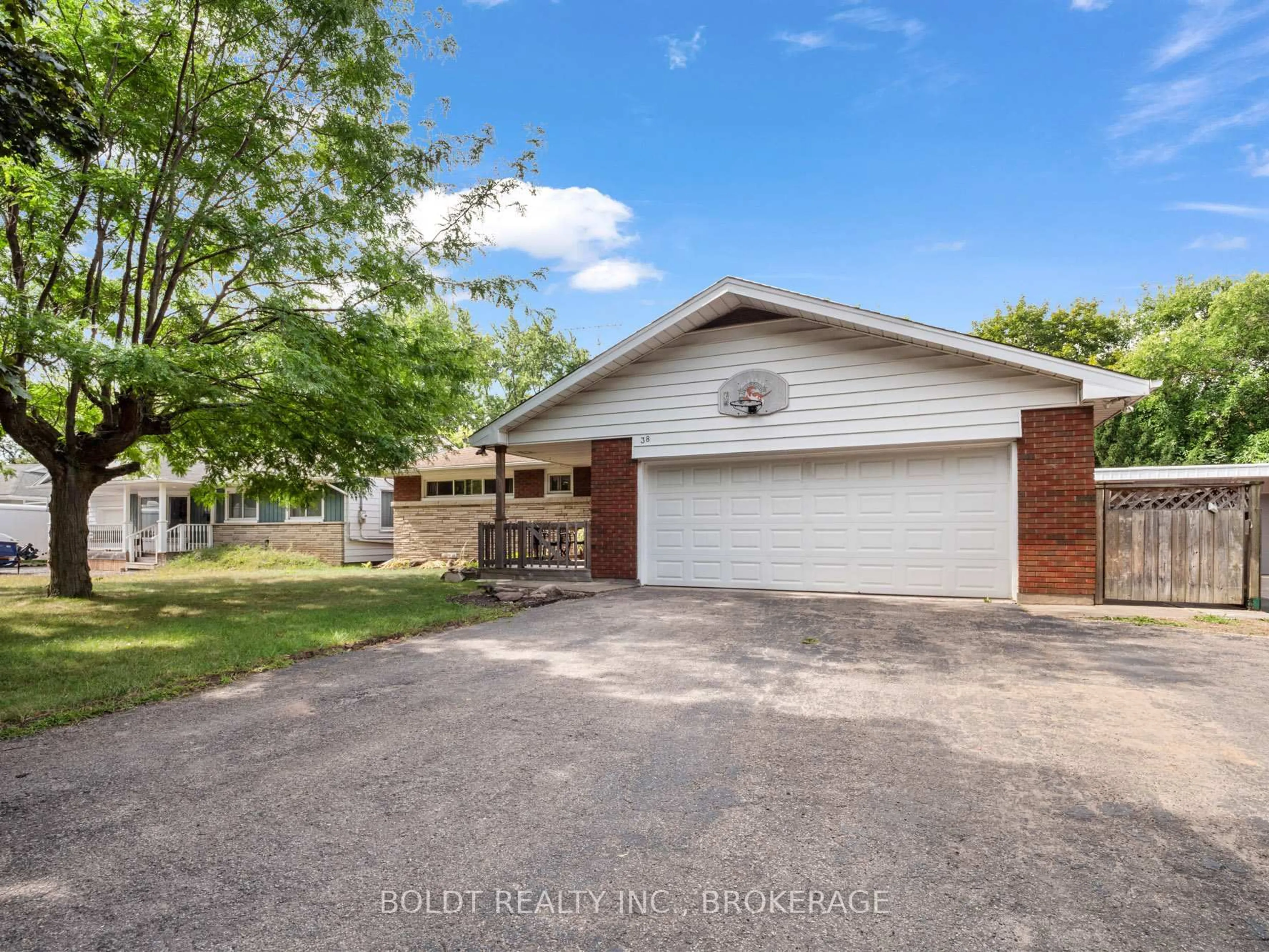 A pic from outside/outdoor area/front of a property/back of a property/a pic from drone, street for 38 KENWORTH Dr, St. Catharines Ontario L2M 4S2