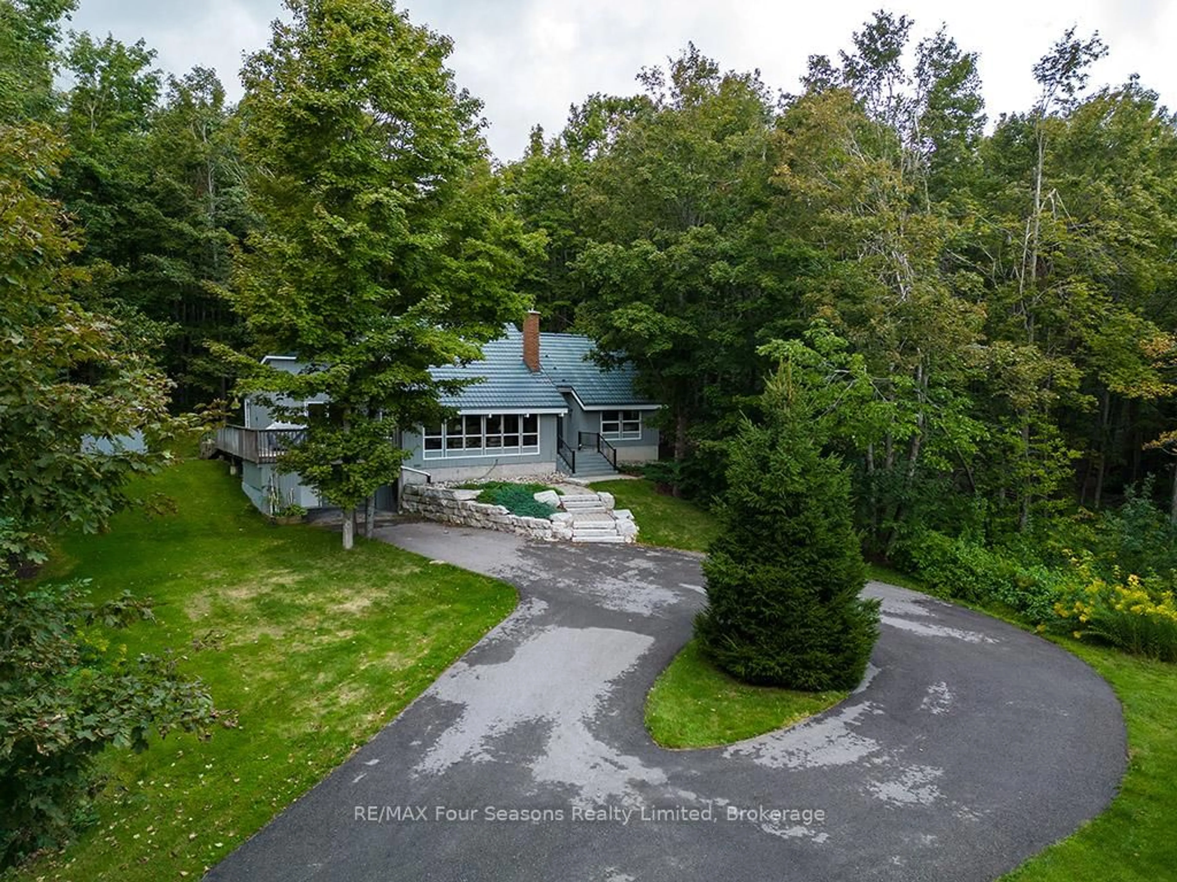 A pic from outside/outdoor area/front of a property/back of a property/a pic from drone, unknown for 148 Northmount Cres, Blue Mountains Ontario L9Y 0R6