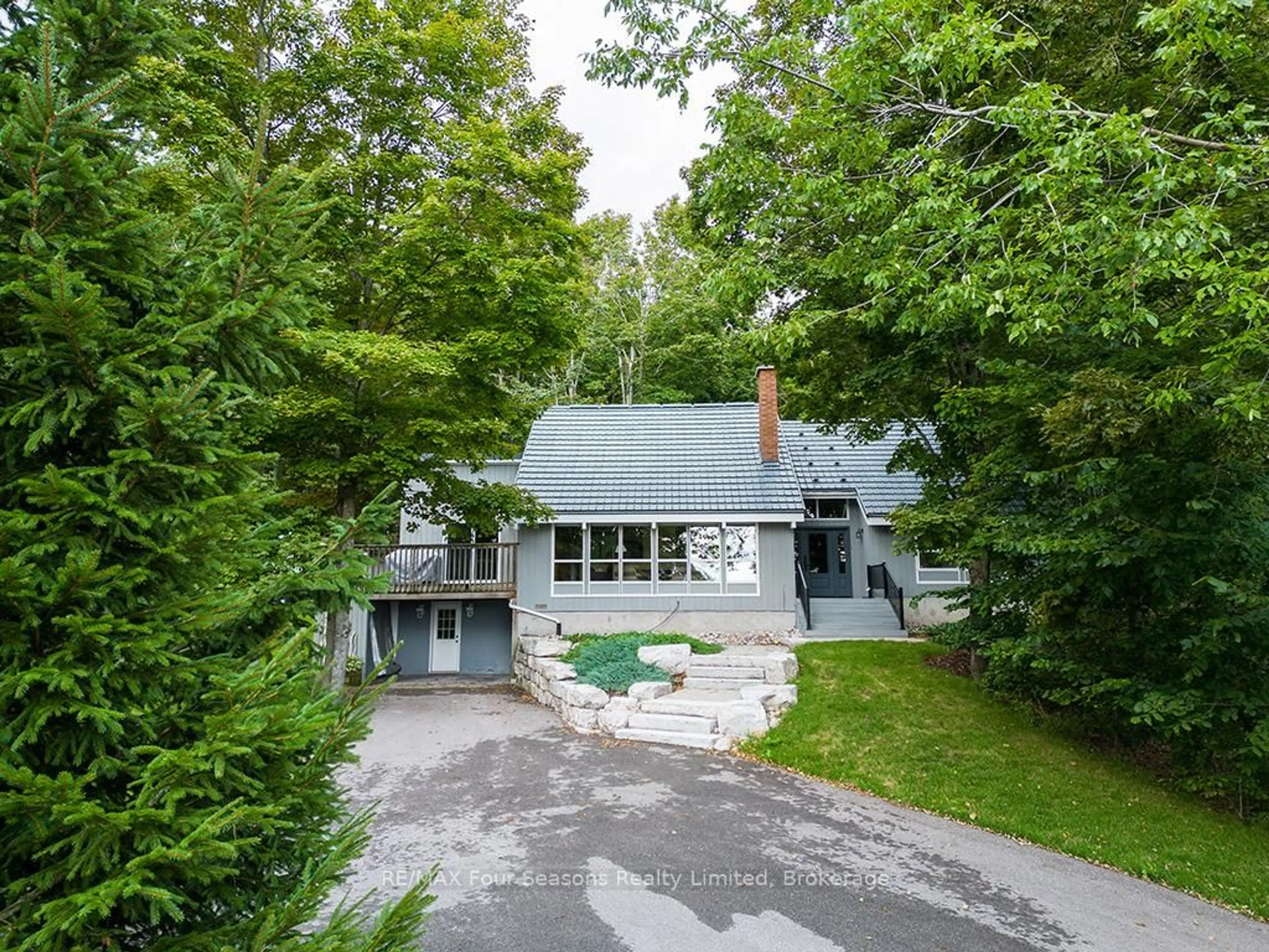 A pic from outside/outdoor area/front of a property/back of a property/a pic from drone, street for 148 Northmount Cres, Blue Mountains Ontario L9Y 0R6