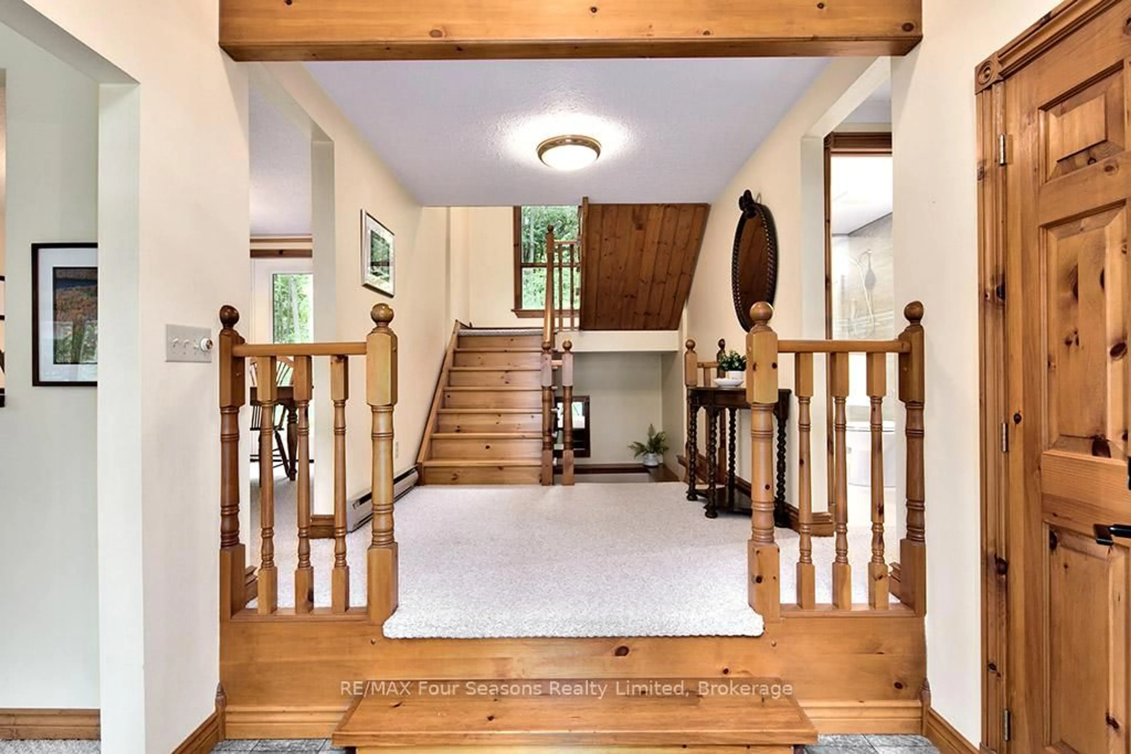 Indoor foyer for 148 Northmount Cres, Blue Mountains Ontario L9Y 0R6