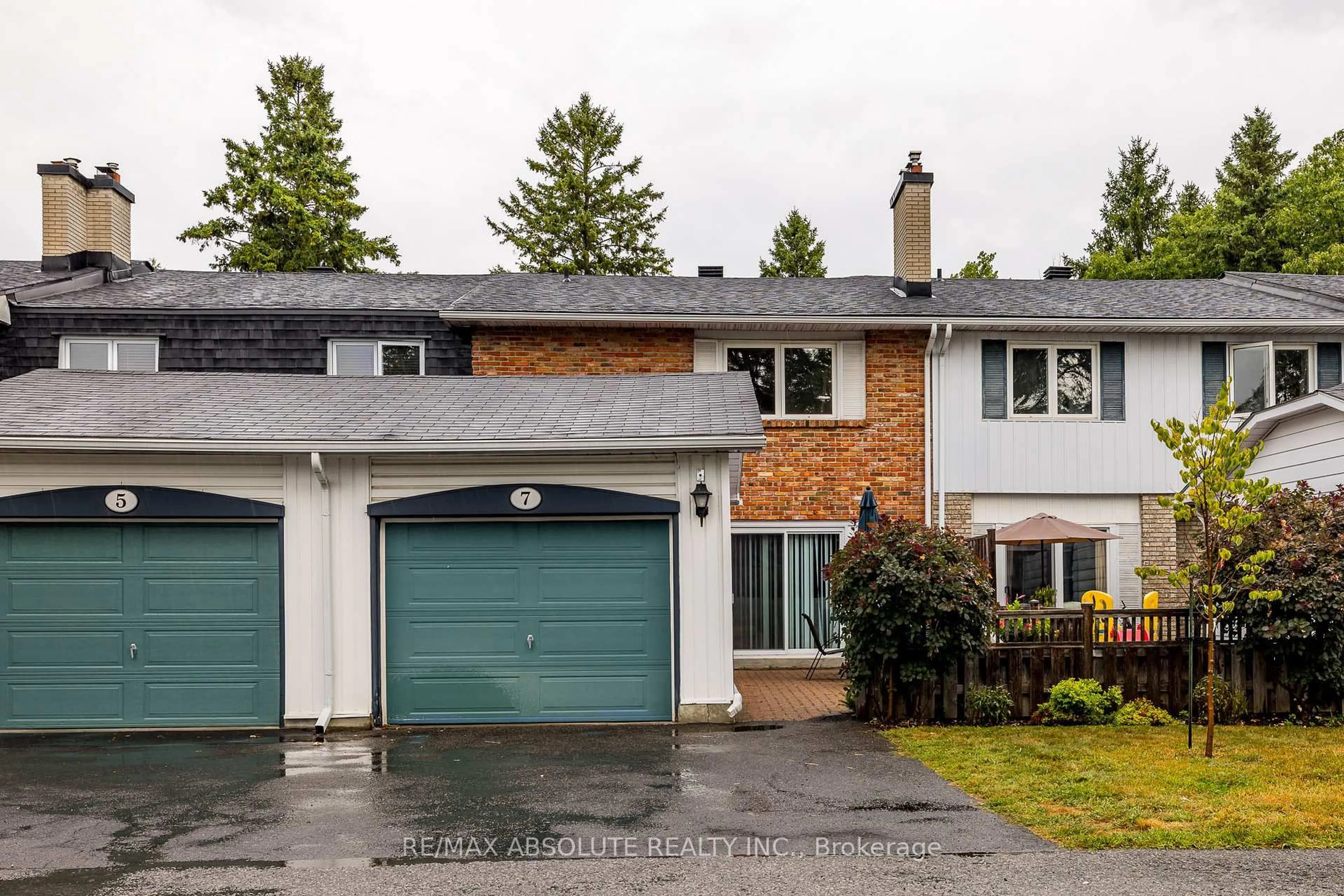 A pic from outside/outdoor area/front of a property/back of a property/a pic from drone, street for 7 Ramsgate Private, Ottawa Ontario K1V 8M4