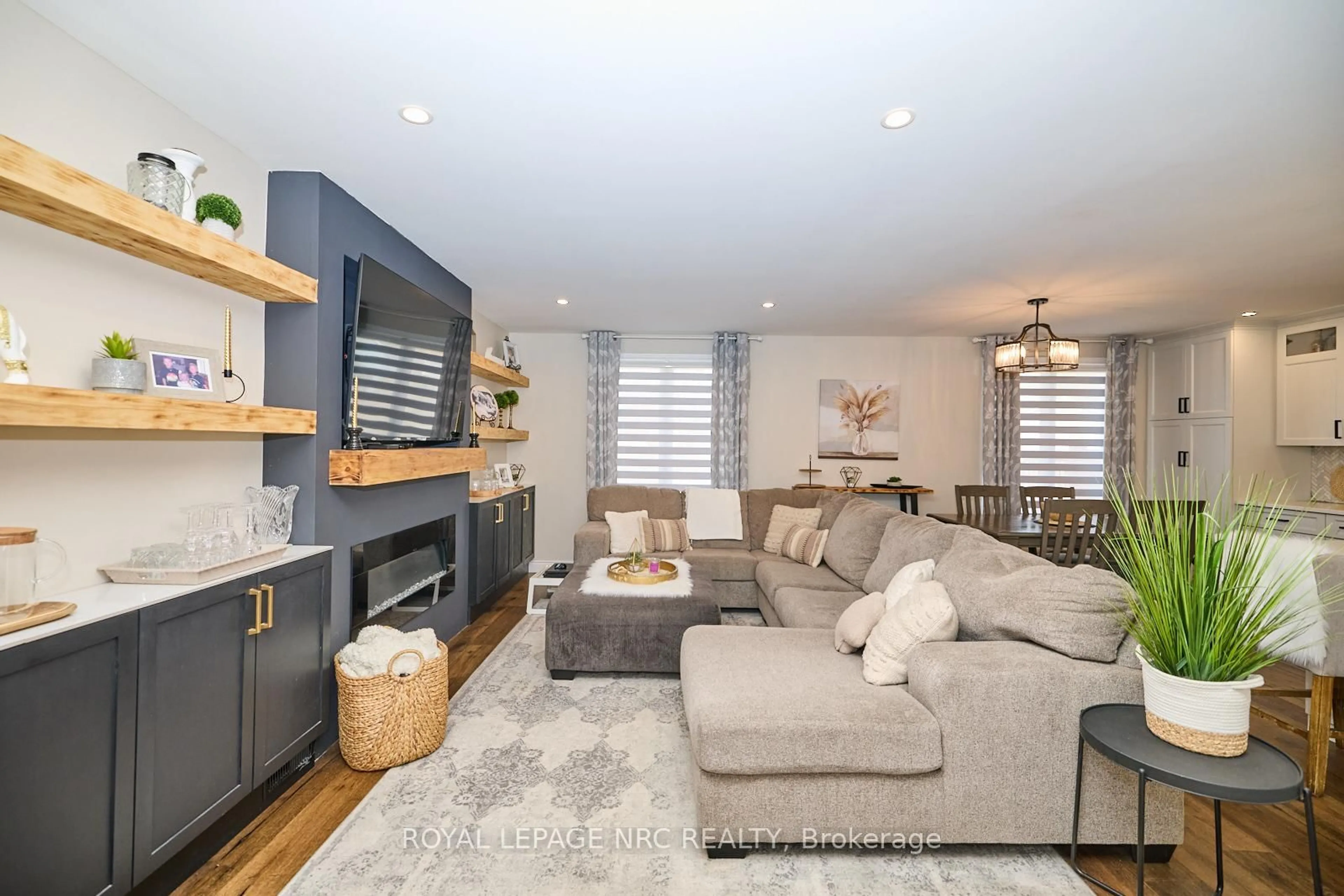 Living room with furniture, wood/laminate floor for 6796 Stokes St, Niagara Falls Ontario L2G 2H1