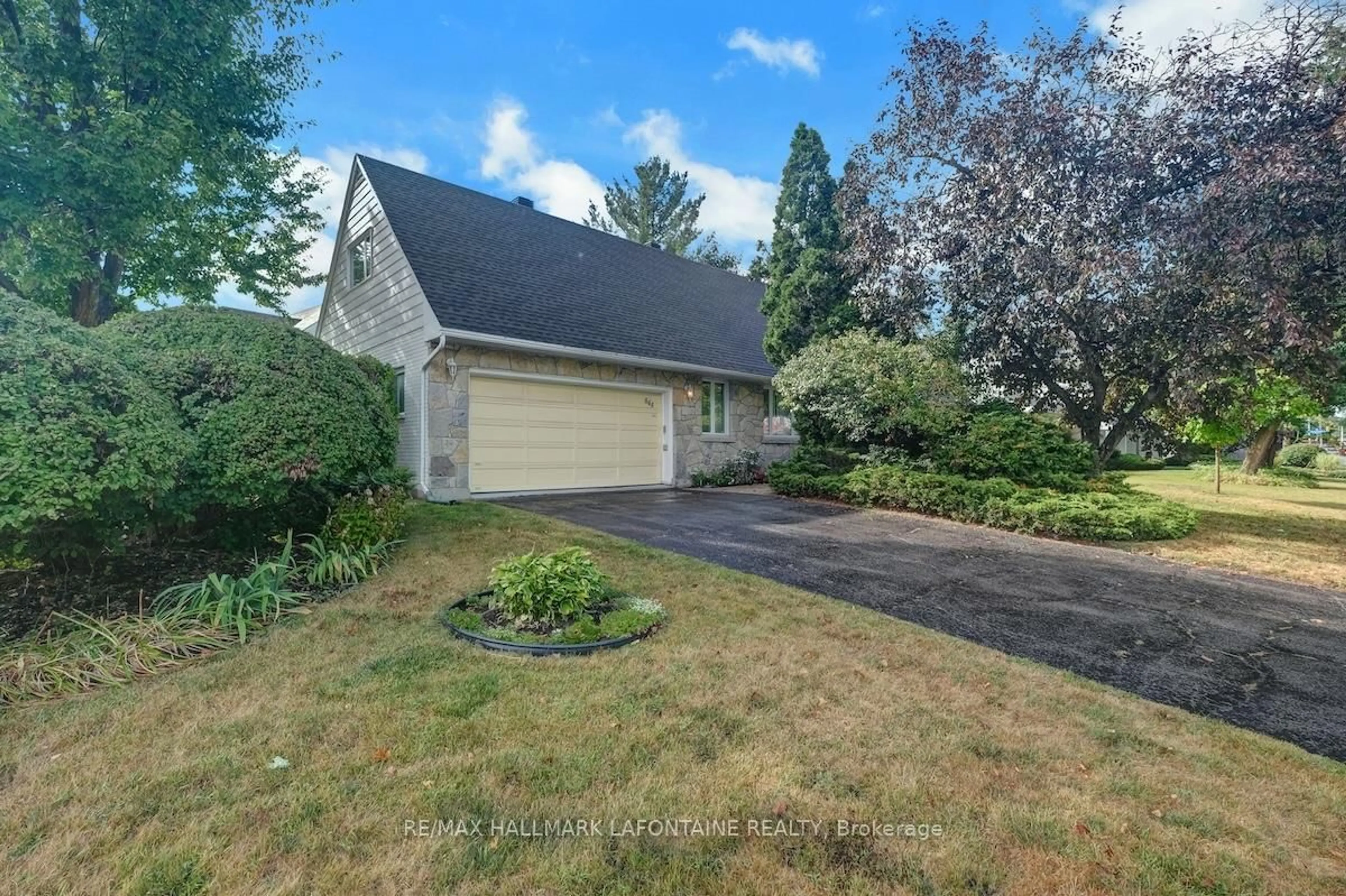 A pic from outside/outdoor area/front of a property/back of a property/a pic from drone, street for 844 Edgeworth Ave, Ottawa Ontario K2B 5L6