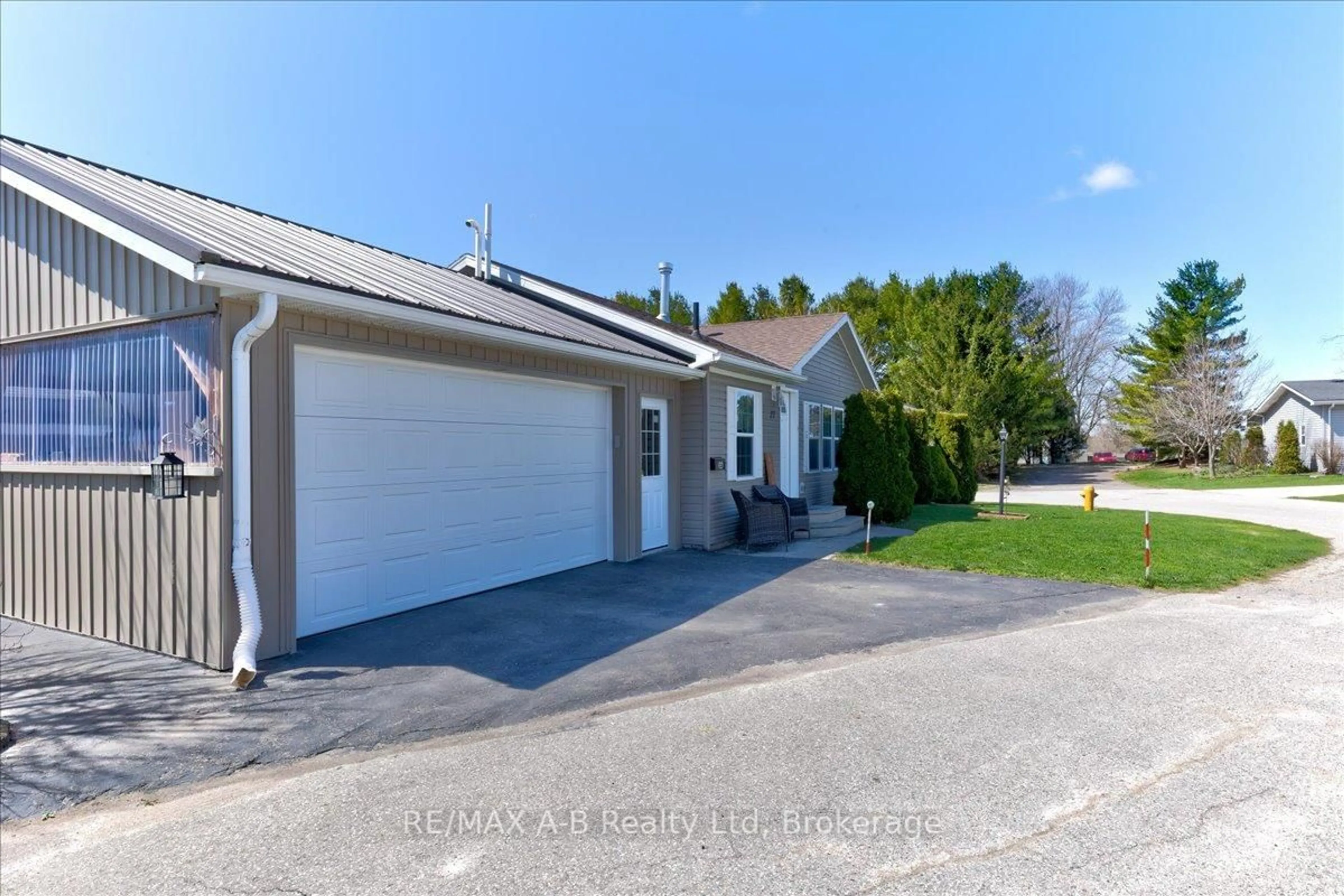 A pic from outside/outdoor area/front of a property/back of a property/a pic from drone, street for 25 Thames Rd #27, St. Marys Ontario N4X 1C4