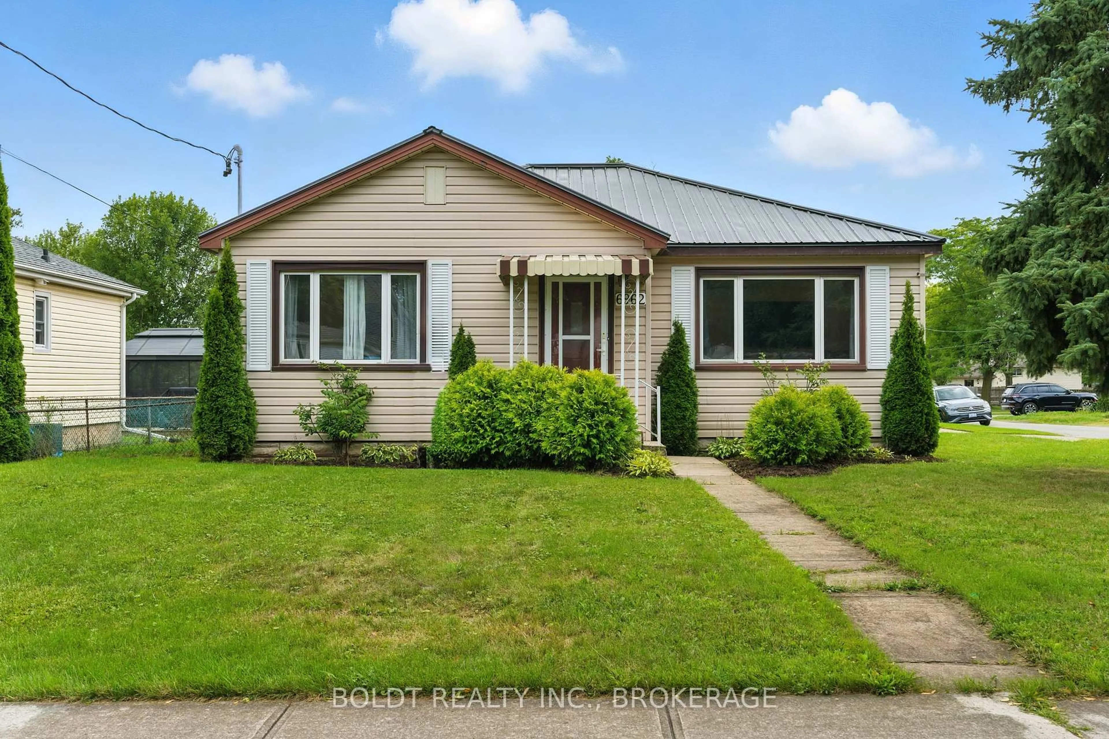Home with vinyl exterior material, street for 6962 Margaret St, Niagara Falls Ontario L2G 2V9