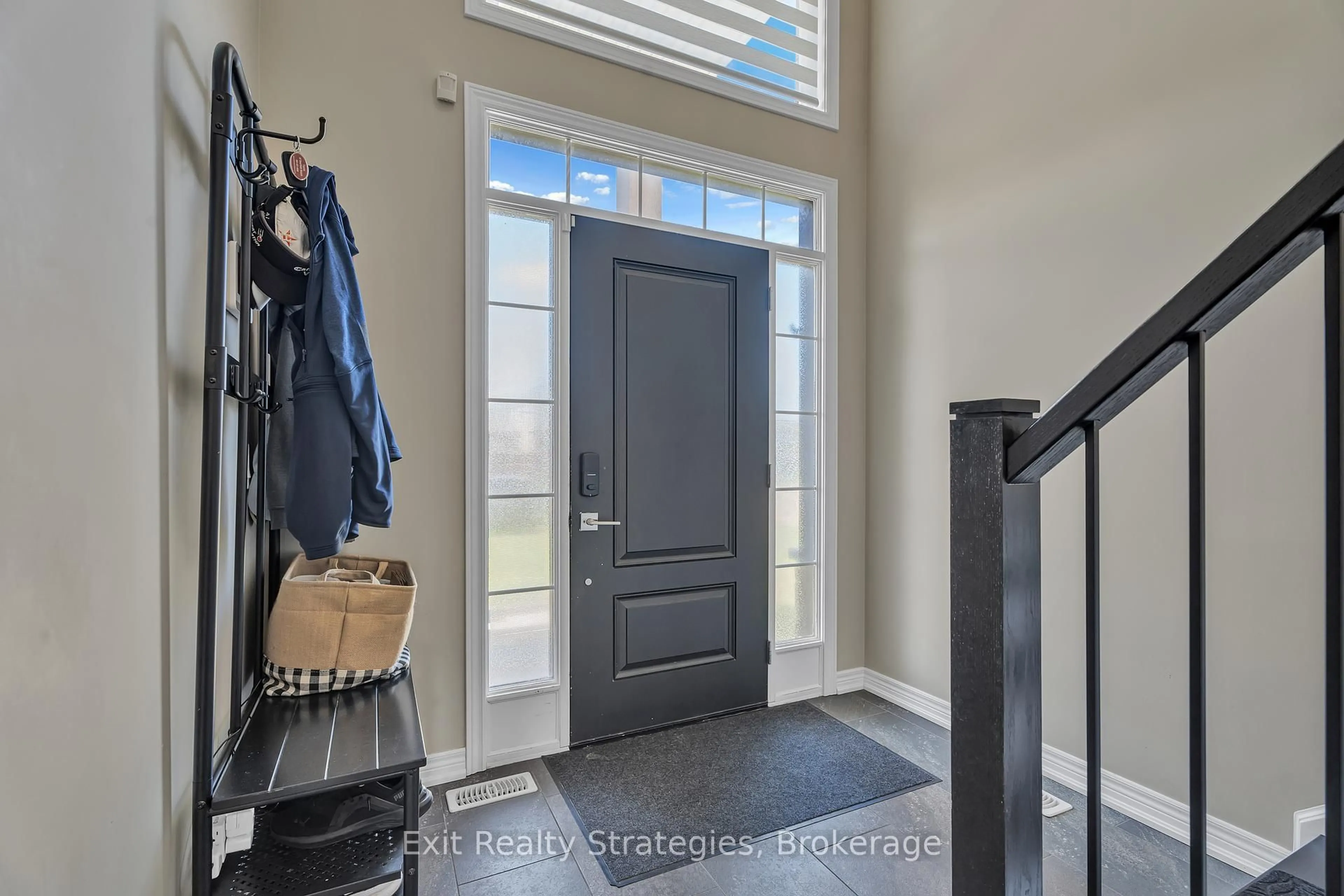 Indoor entryway for 1206 Hansler Rd, Thorold Ontario L3B 5N5