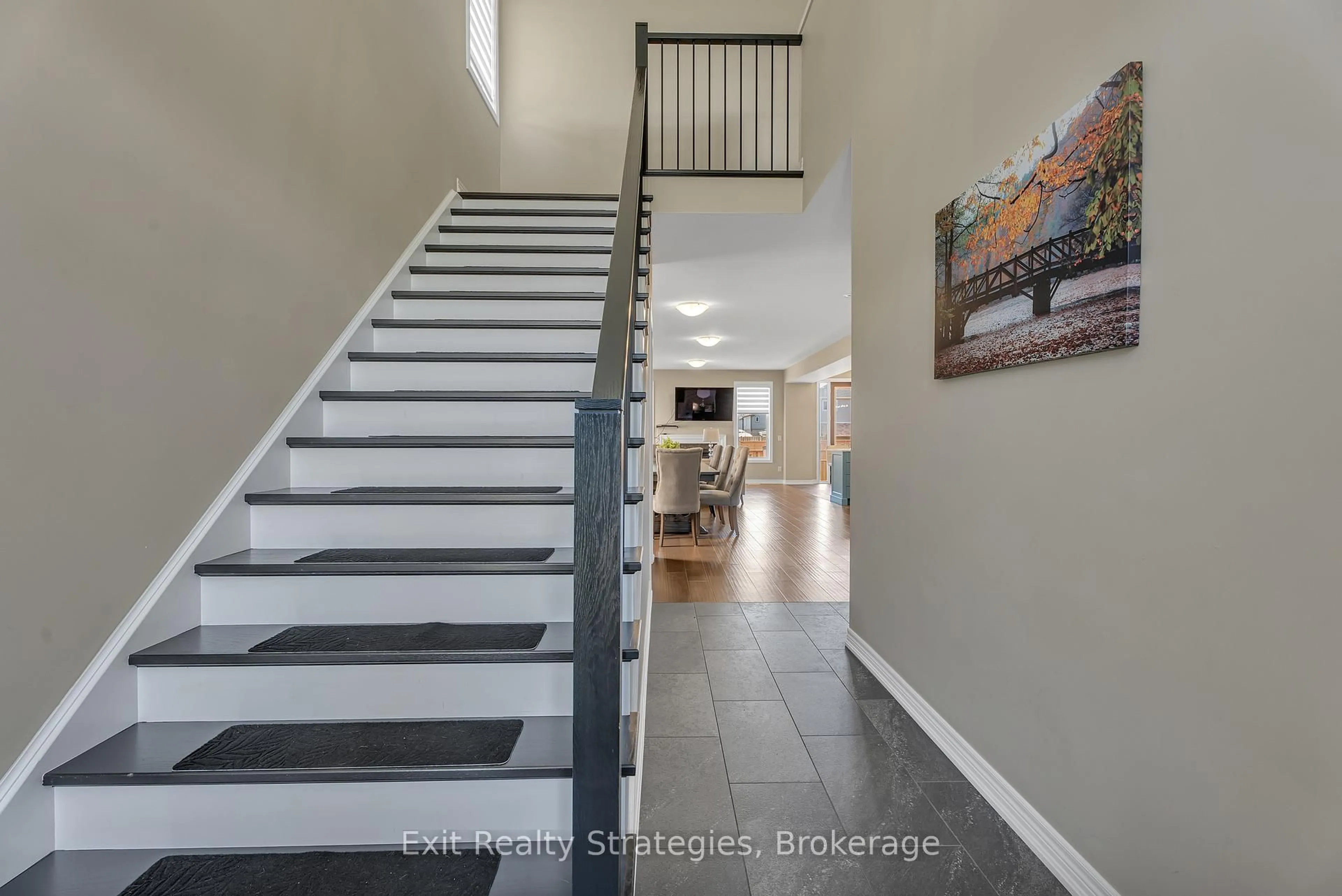 Indoor entryway for 1206 Hansler Rd, Thorold Ontario L3B 5N5