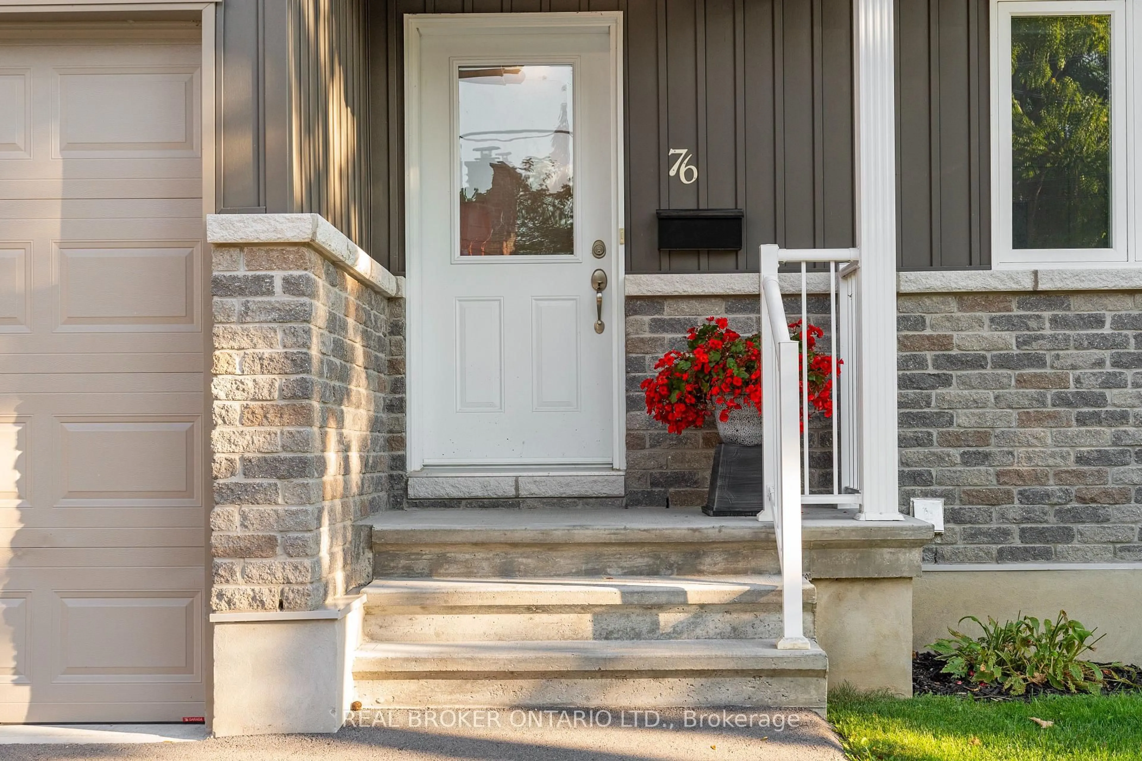 Indoor entryway for 76 William St, Carleton Place Ontario K7C 1X8
