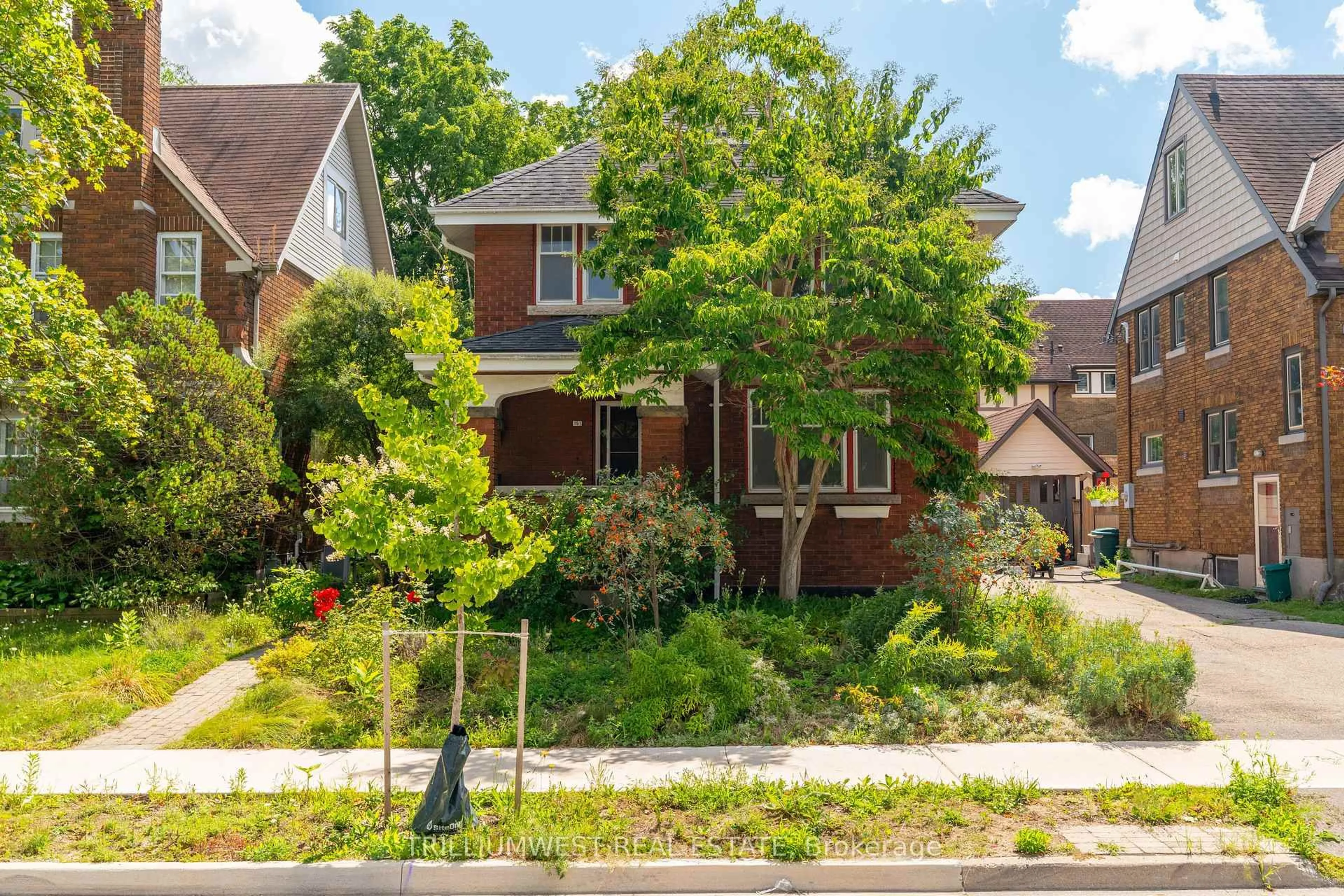 A pic from outside/outdoor area/front of a property/back of a property/a pic from drone, street for 151 Union Blvd, Kitchener Ontario N2M 2S3