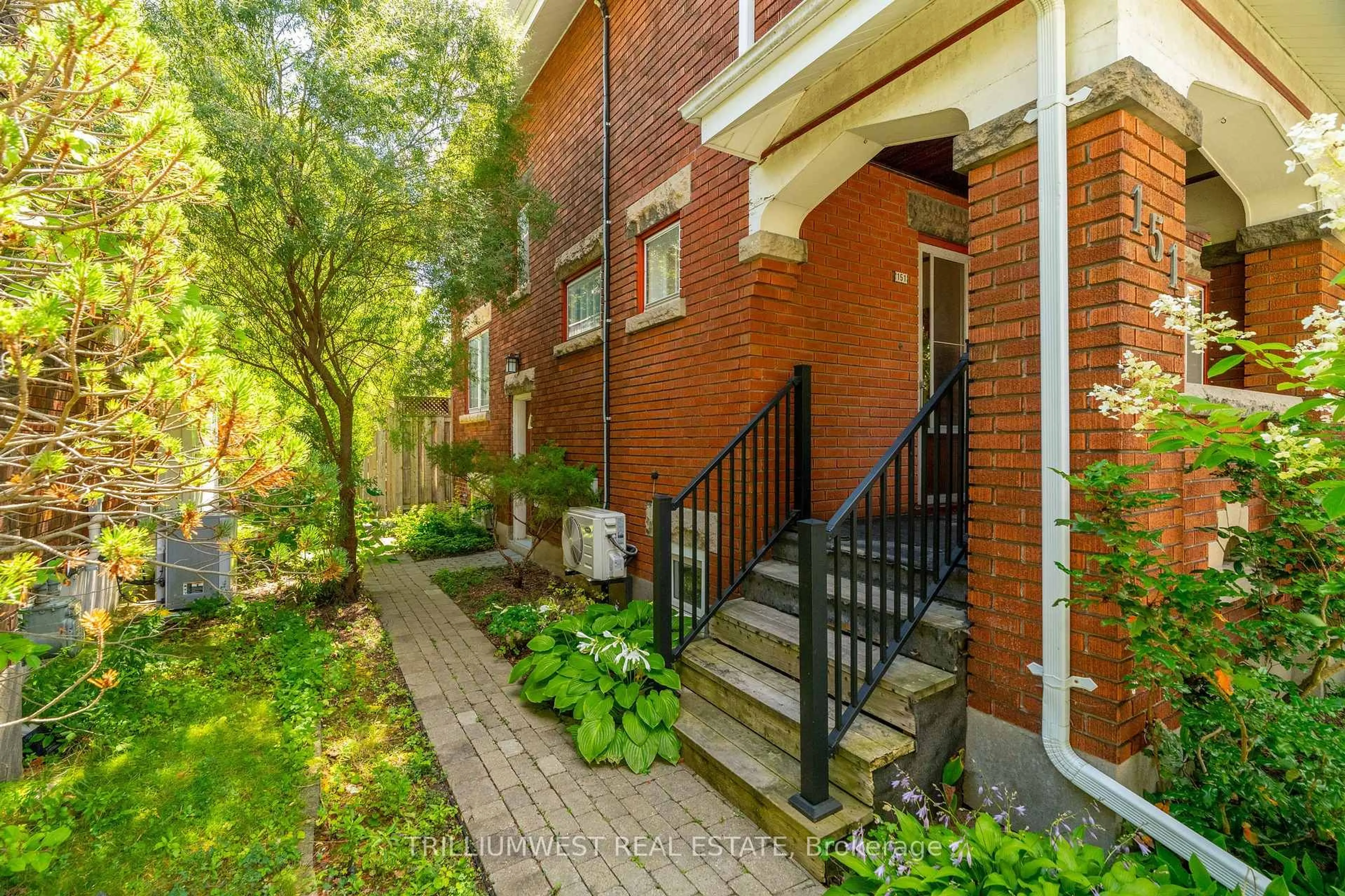 Patio, street for 151 Union Blvd, Kitchener Ontario N2M 2S3