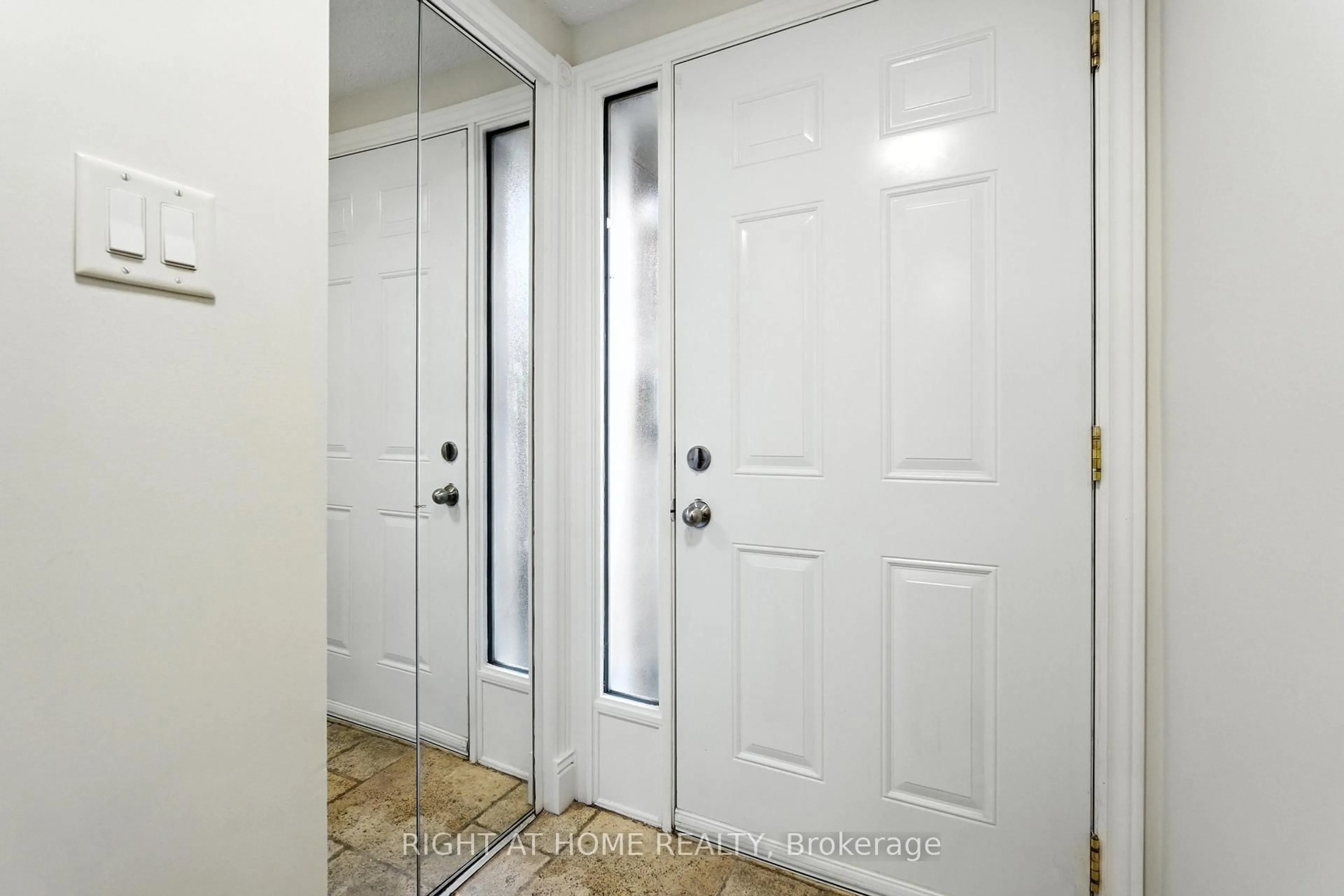 Indoor entryway for 11 Harrisford St #15, Hamilton Ontario L8K 6L7