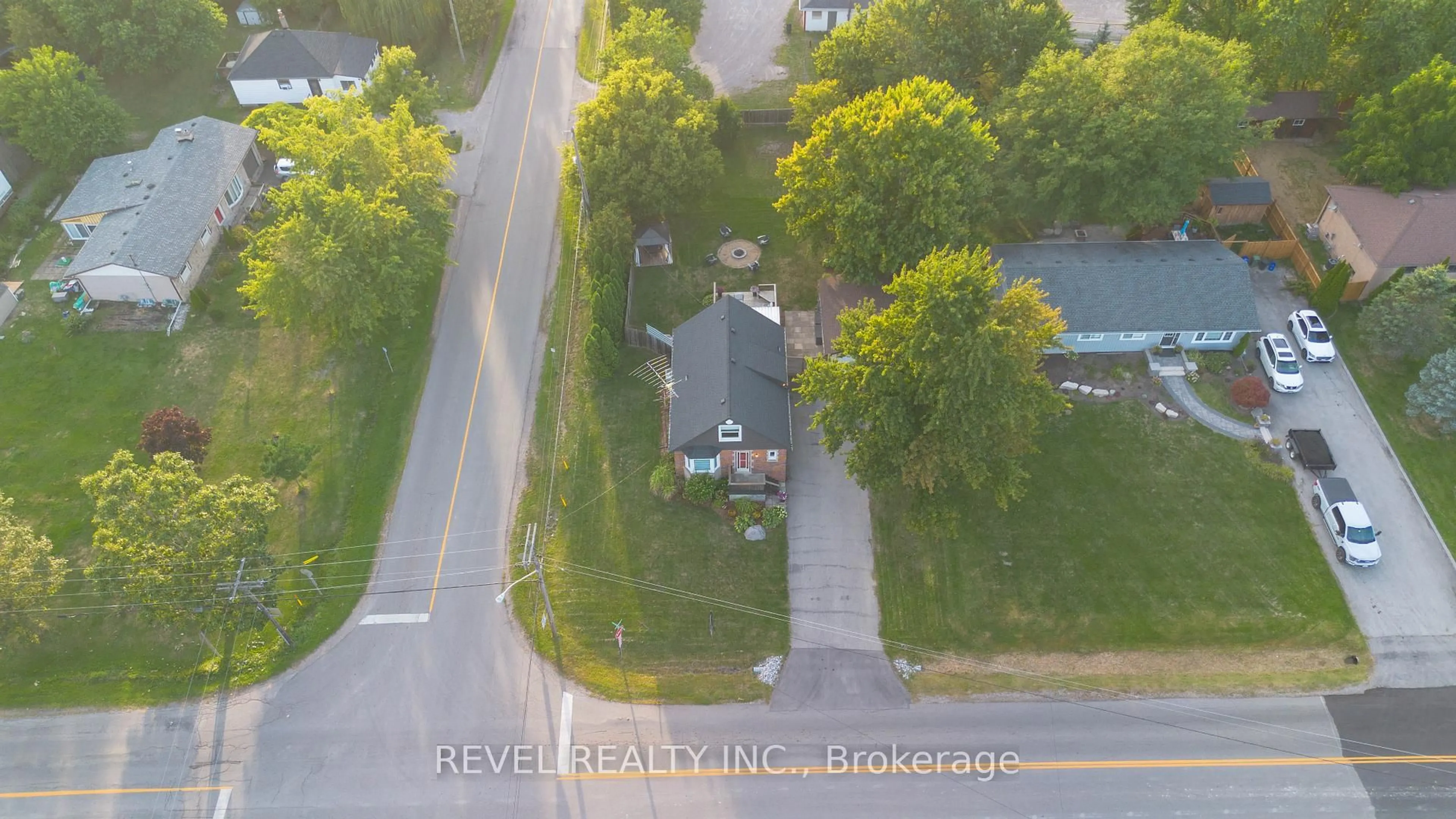 A pic from outside/outdoor area/front of a property/back of a property/a pic from drone, street for 680 Woodburn Rd, Hamilton Ontario L0R 1P0
