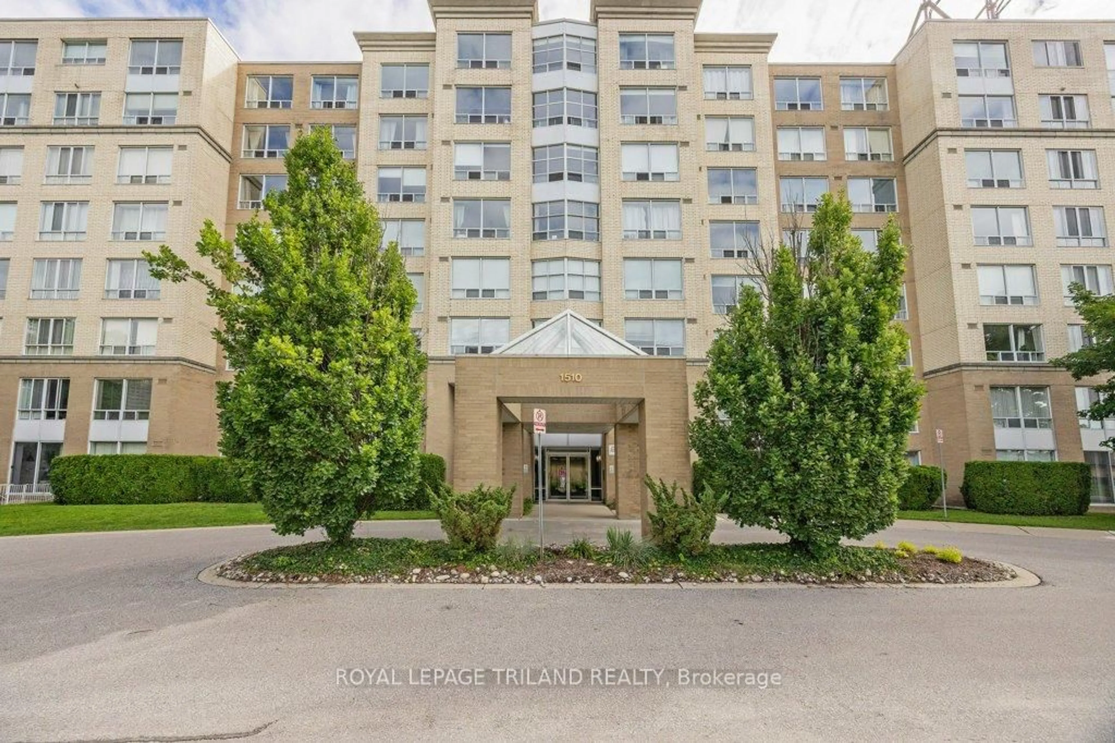 Indoor foyer for 1510 Richmond St #302, London North Ontario N6G 4V2