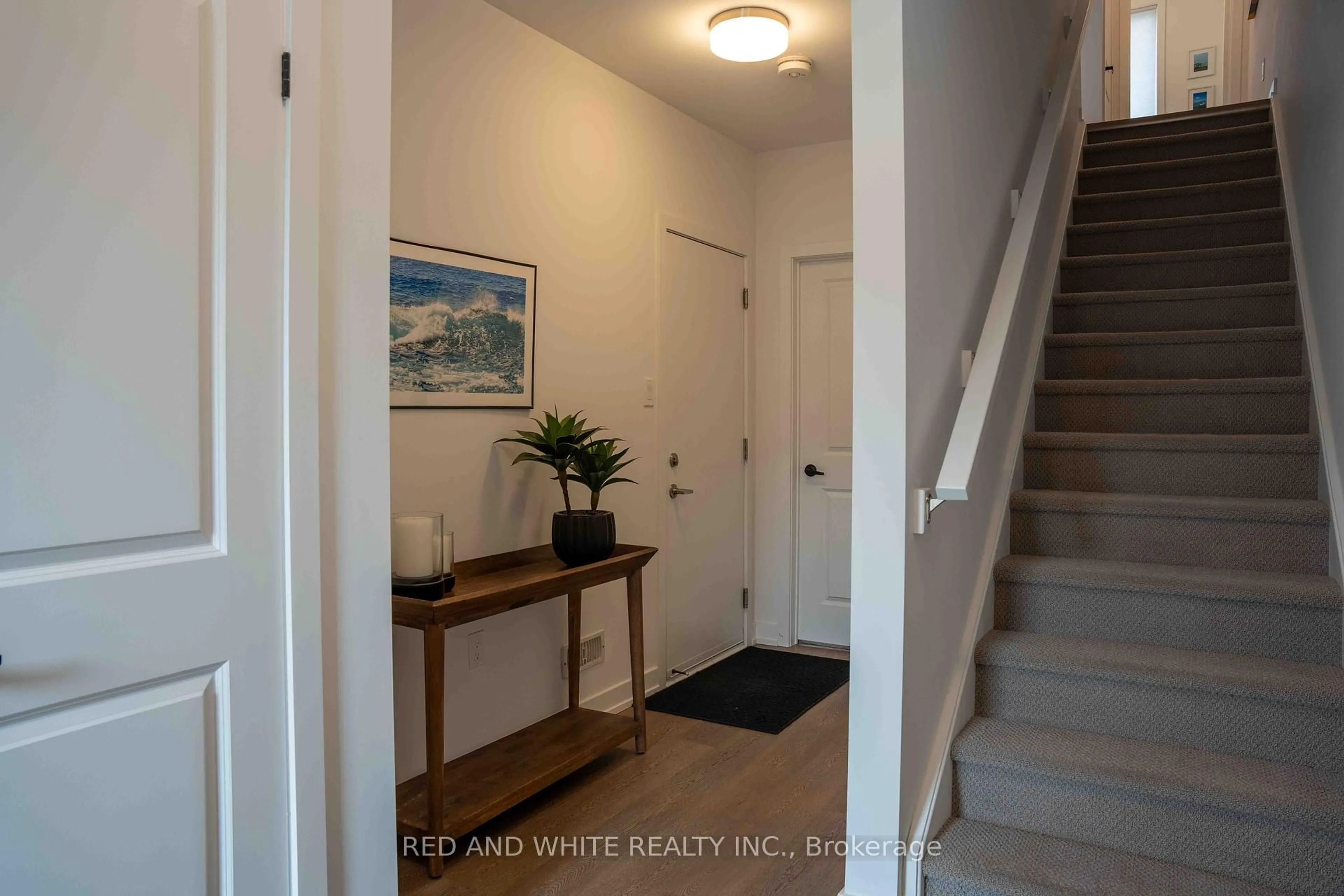 Indoor entryway for 350 River Rd #25, Cambridge Ontario N3C 0H4