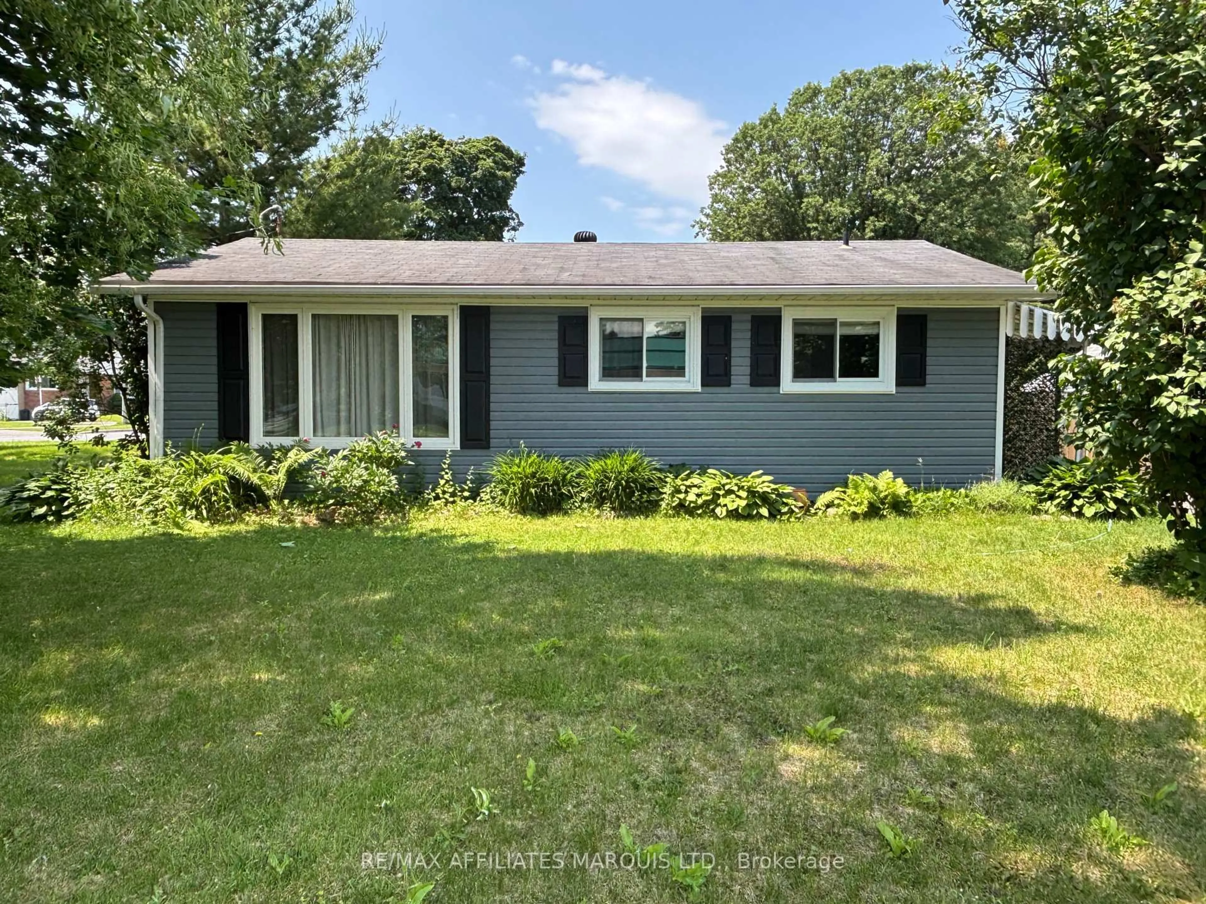 Home with vinyl exterior material, unknown for 1005 Osborne Ave, Cornwall Ontario K6J 1K8