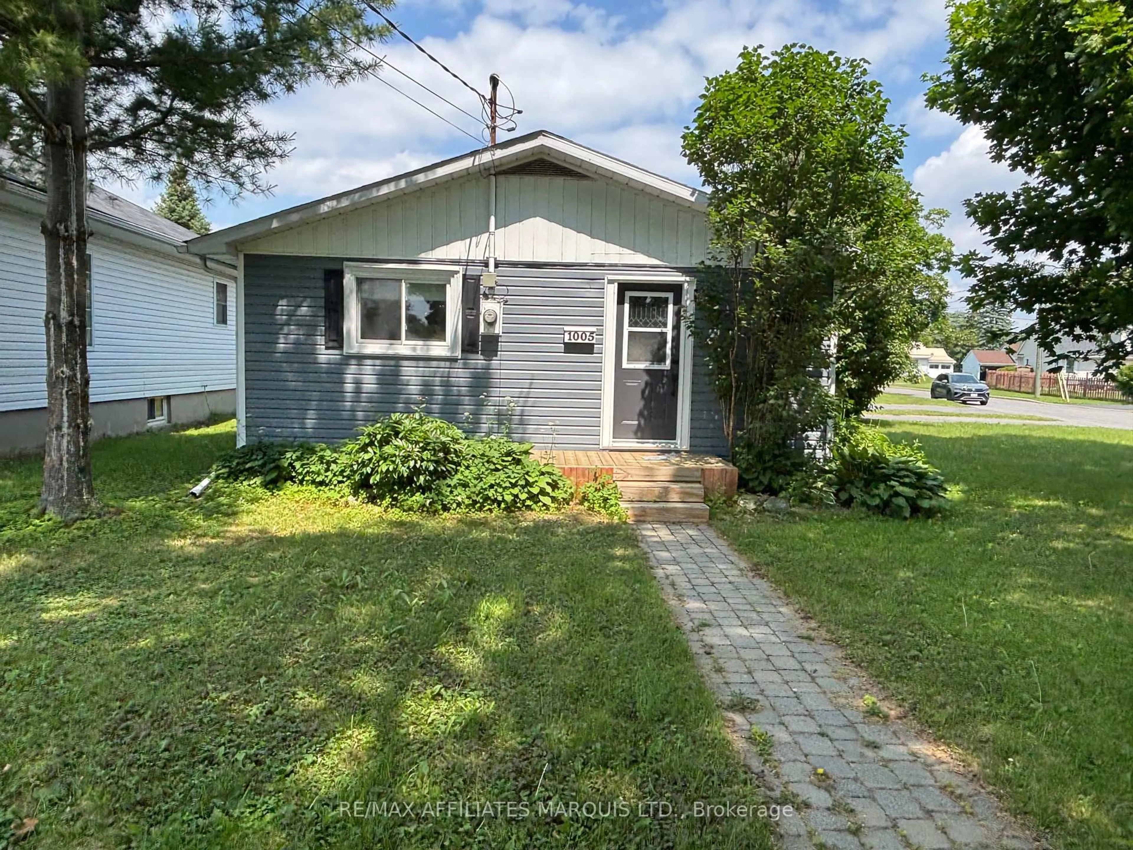 A pic from outside/outdoor area/front of a property/back of a property/a pic from drone, street for 1005 Osborne Ave, Cornwall Ontario K6J 1K8