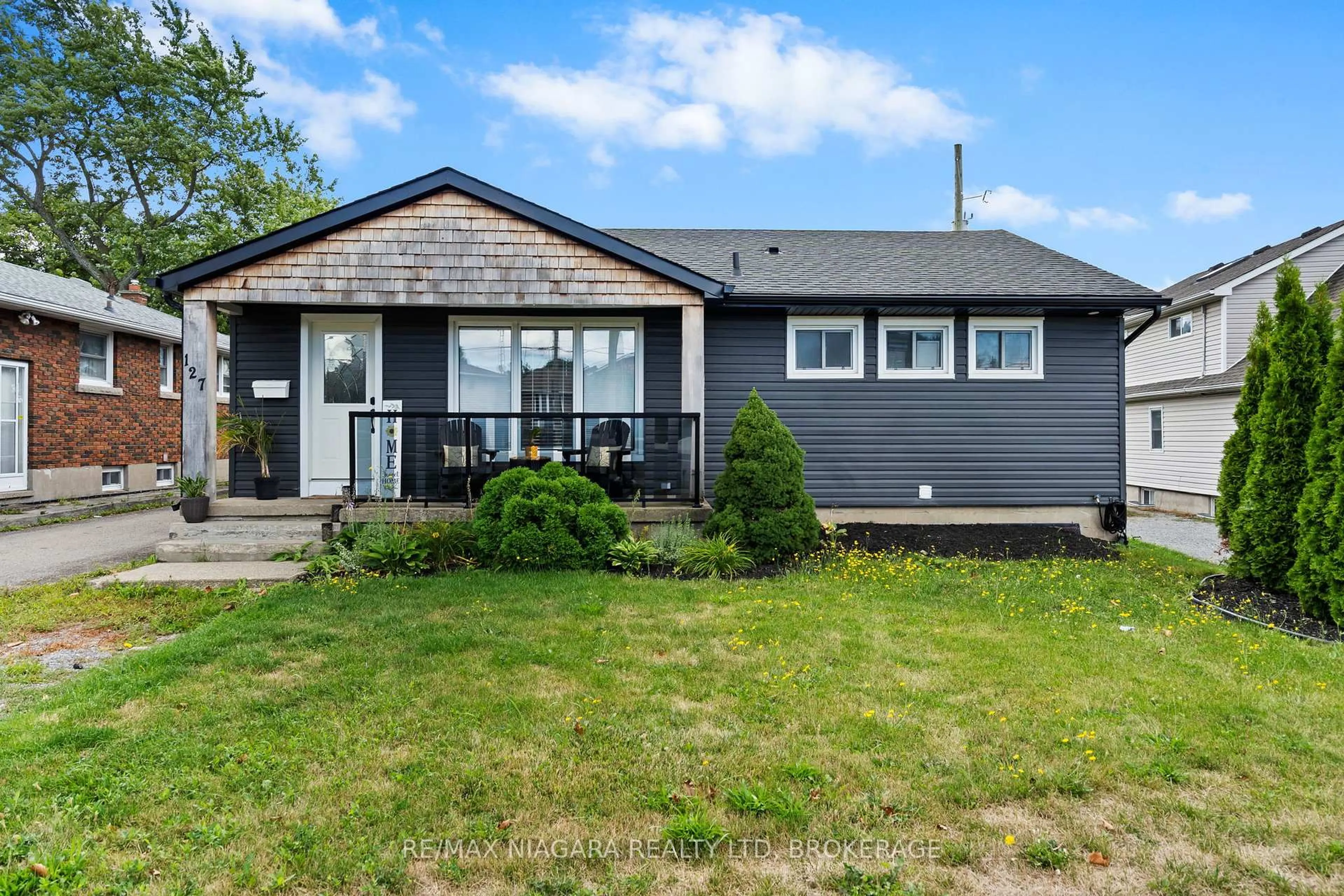 Home with vinyl exterior material, street for 127 St Davids Rd, Thorold Ontario L2V 2L8