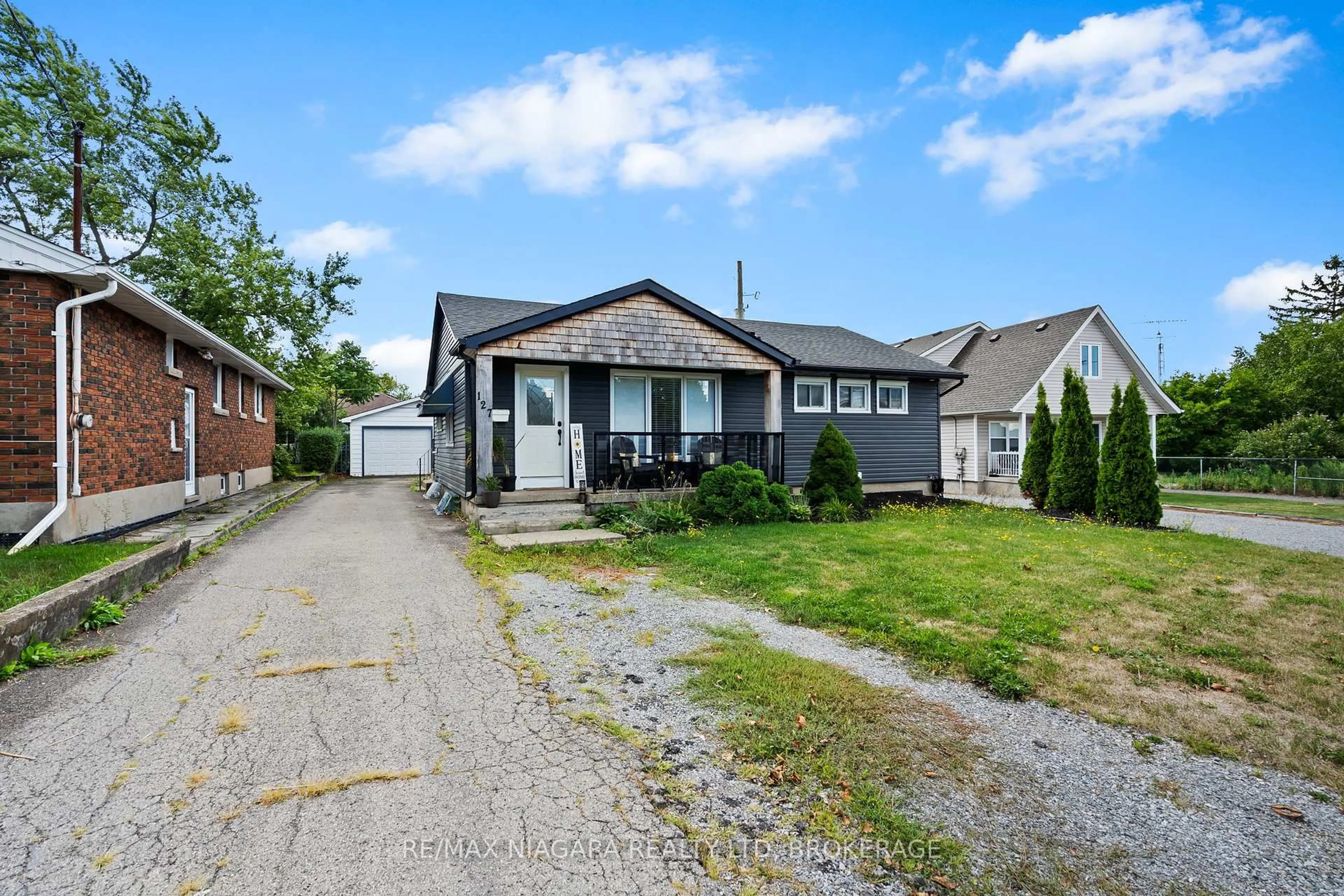 A pic from outside/outdoor area/front of a property/back of a property/a pic from drone, street for 127 St Davids Rd, Thorold Ontario L2V 2L8