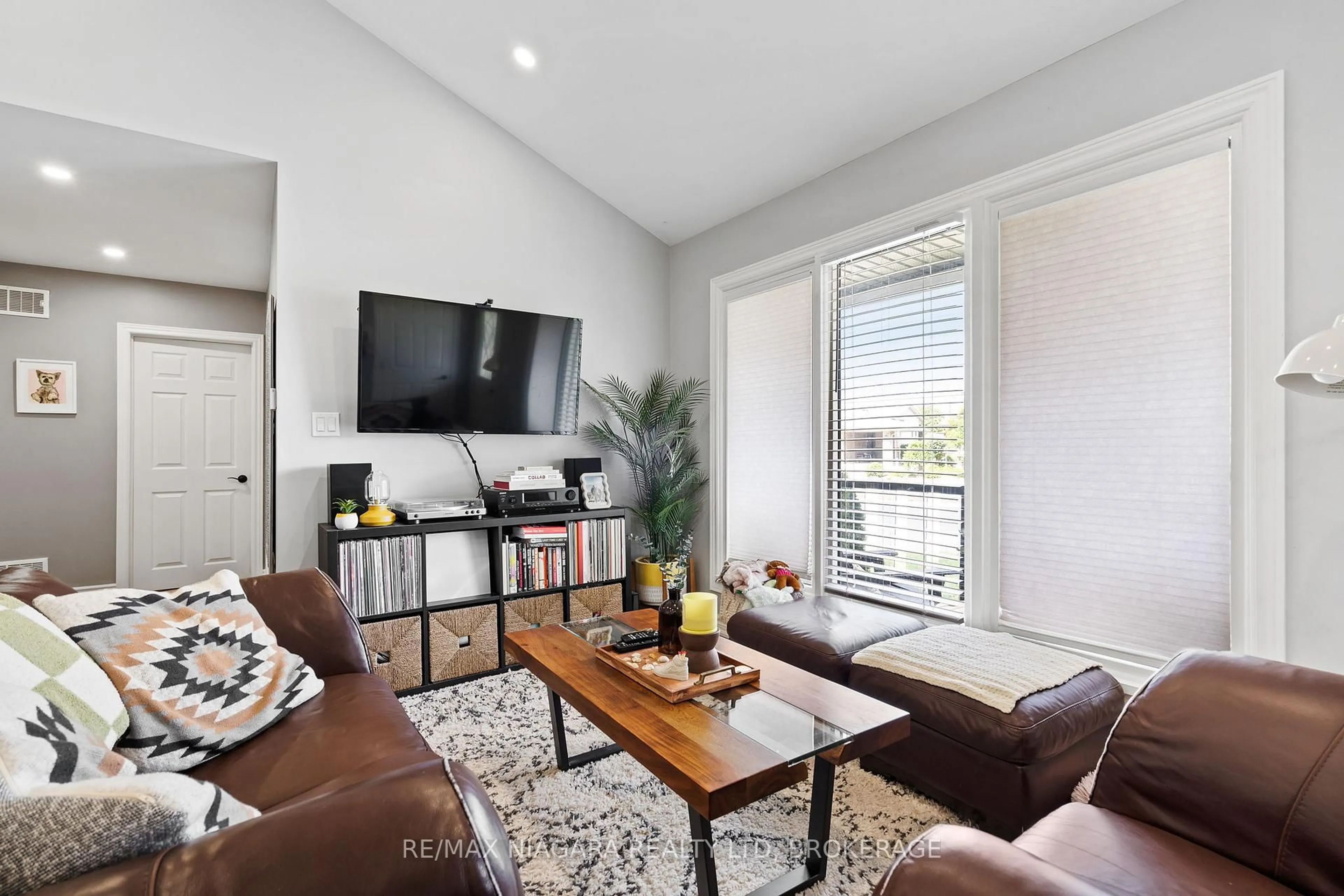 Living room with furniture, unknown for 127 St Davids Rd, Thorold Ontario L2V 2L8