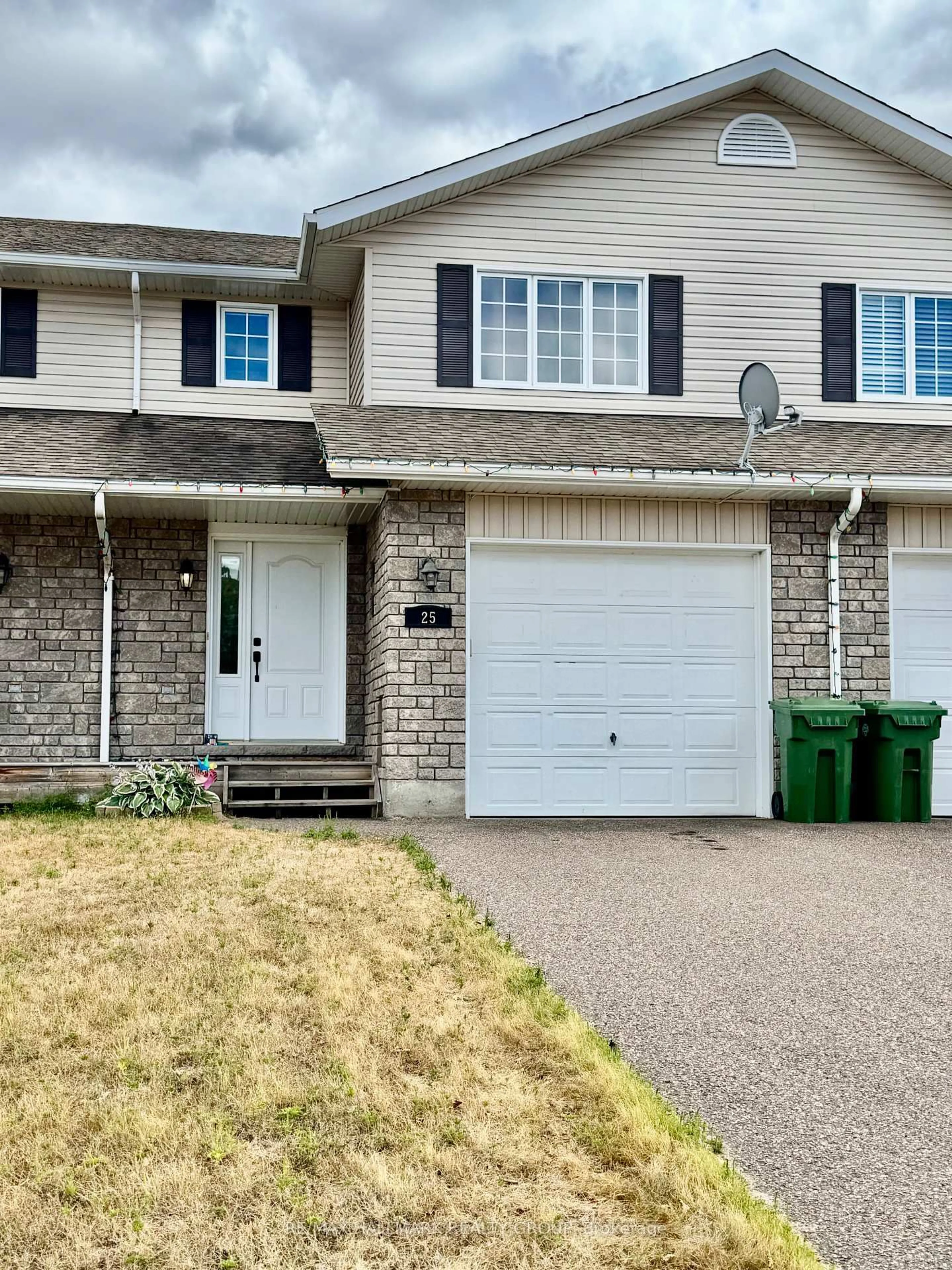 Home with vinyl exterior material, street for 25 Winston Ave, Manotick Ontario K2B 7Z5