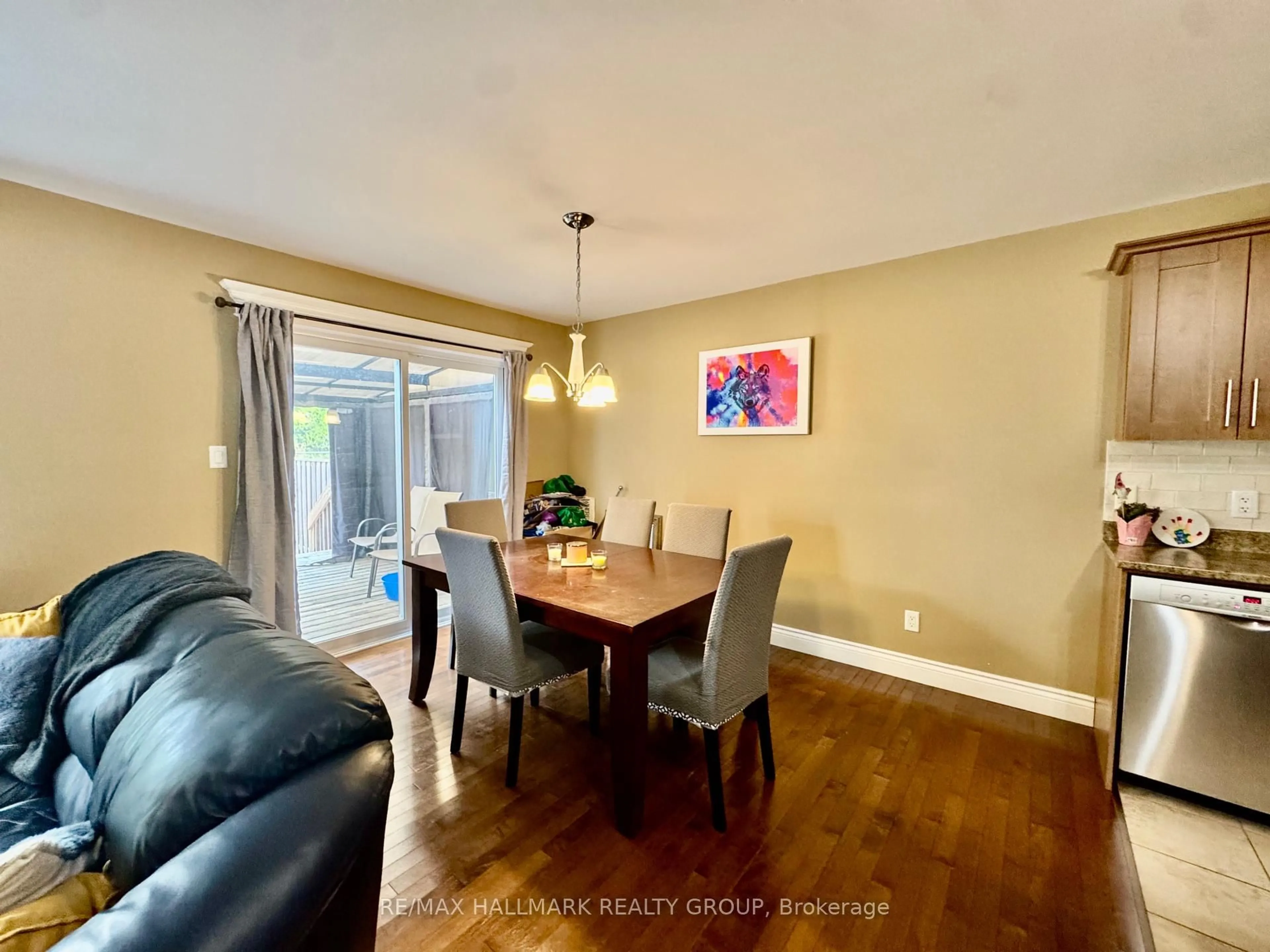 Dining room, wood/laminate floor for 25 Winston Ave, Manotick Ontario K2B 7Z5
