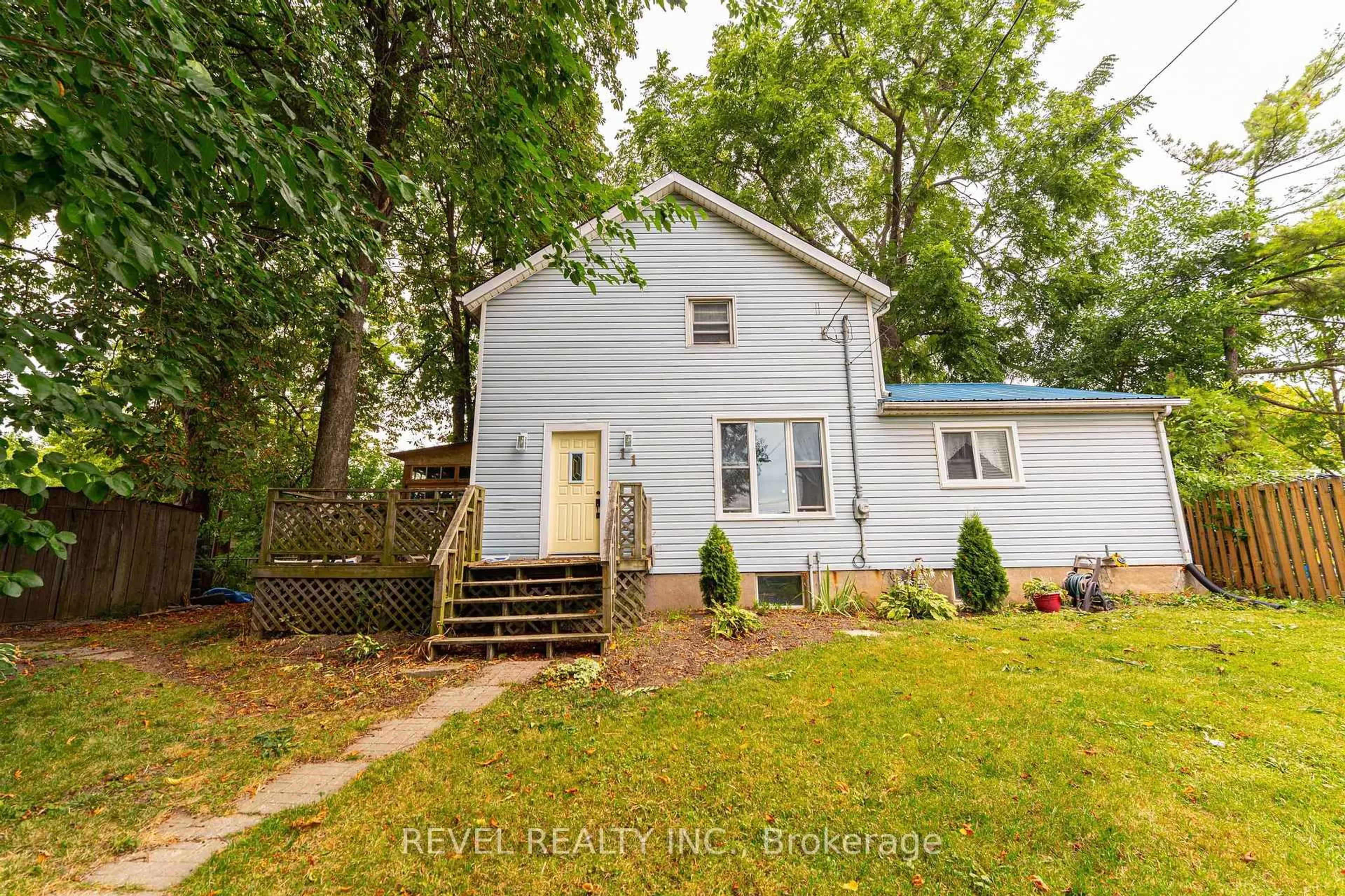 Home with vinyl exterior material, street for 11 Elmwood Ave, St. Catharines Ontario L2R 2T5
