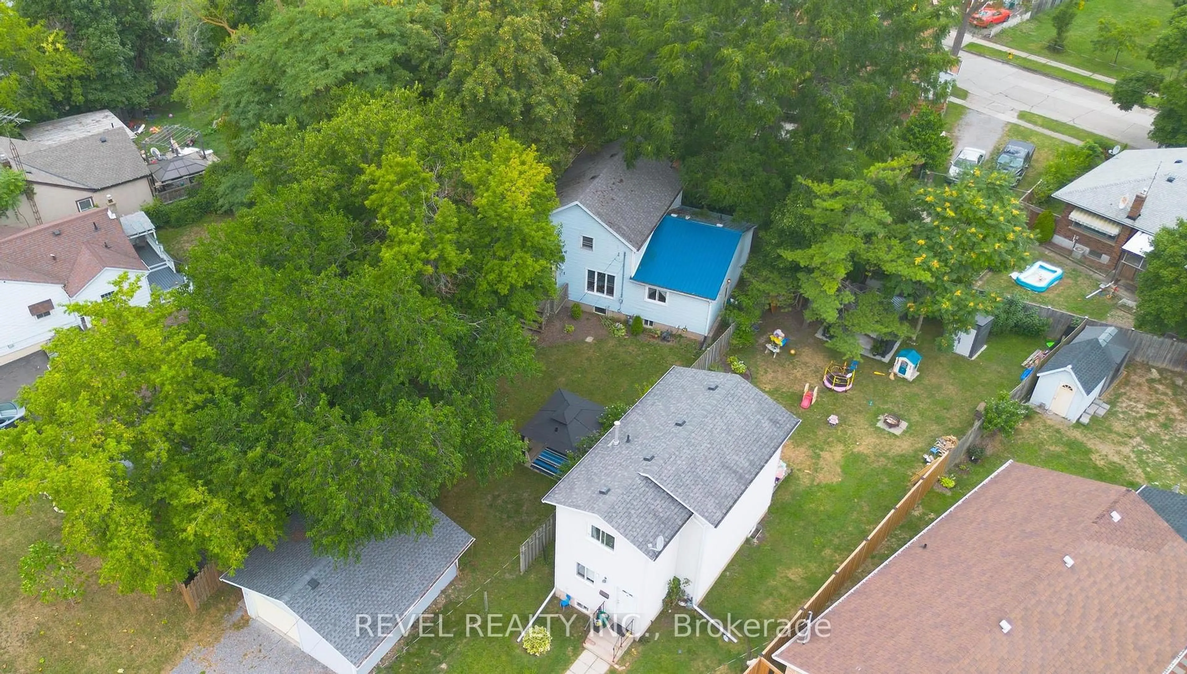 A pic from outside/outdoor area/front of a property/back of a property/a pic from drone, street for 11 Elmwood Ave, St. Catharines Ontario L2R 2T5