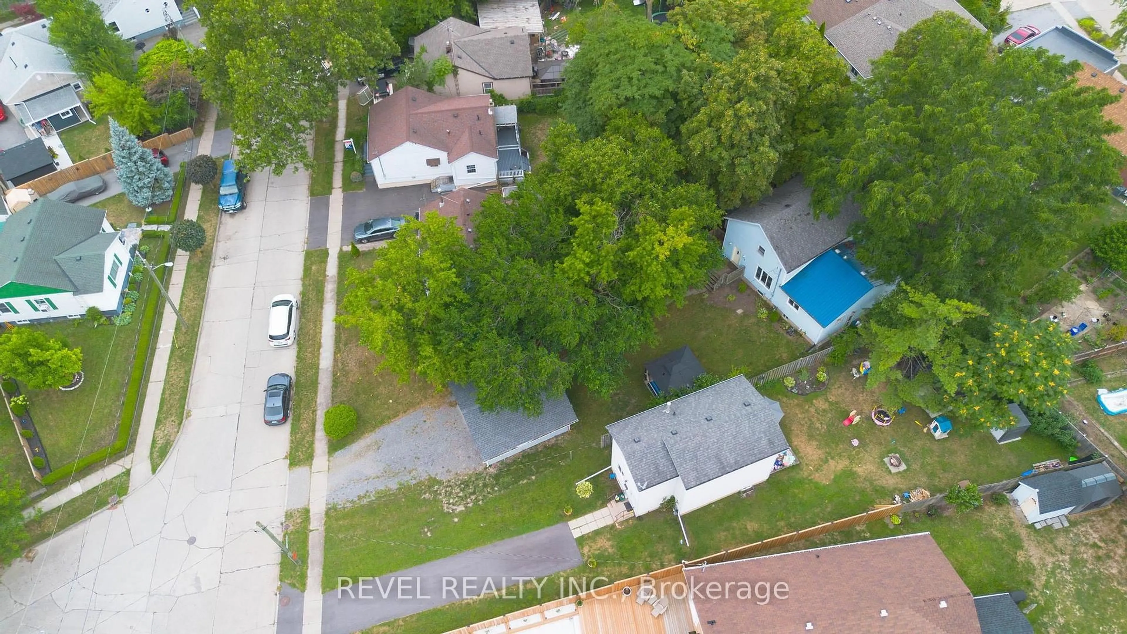A pic from outside/outdoor area/front of a property/back of a property/a pic from drone, street for 11 Elmwood Ave, St. Catharines Ontario L2R 2T5