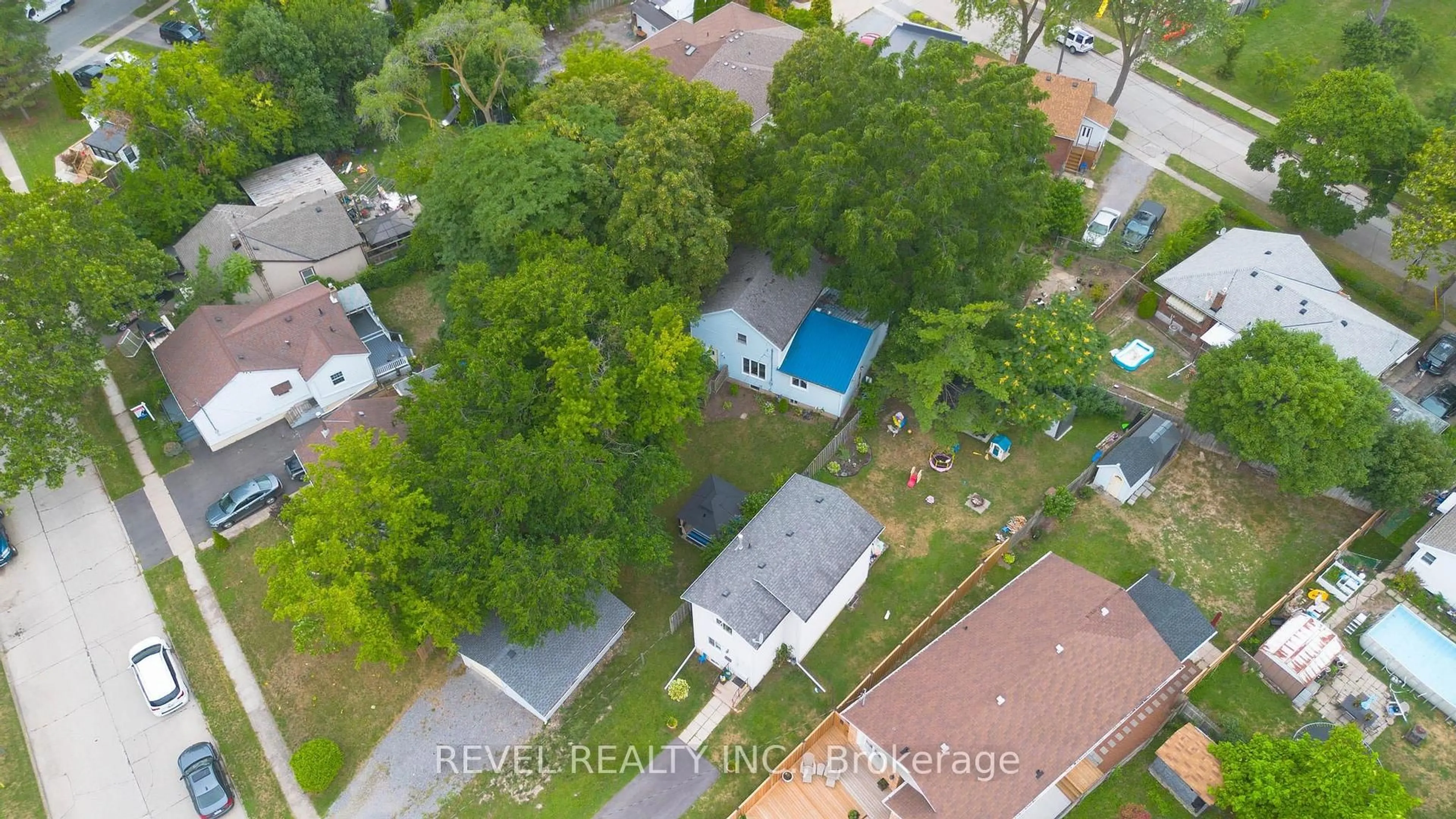 A pic from outside/outdoor area/front of a property/back of a property/a pic from drone, unknown for 11 Elmwood Ave, St. Catharines Ontario L2R 2T5