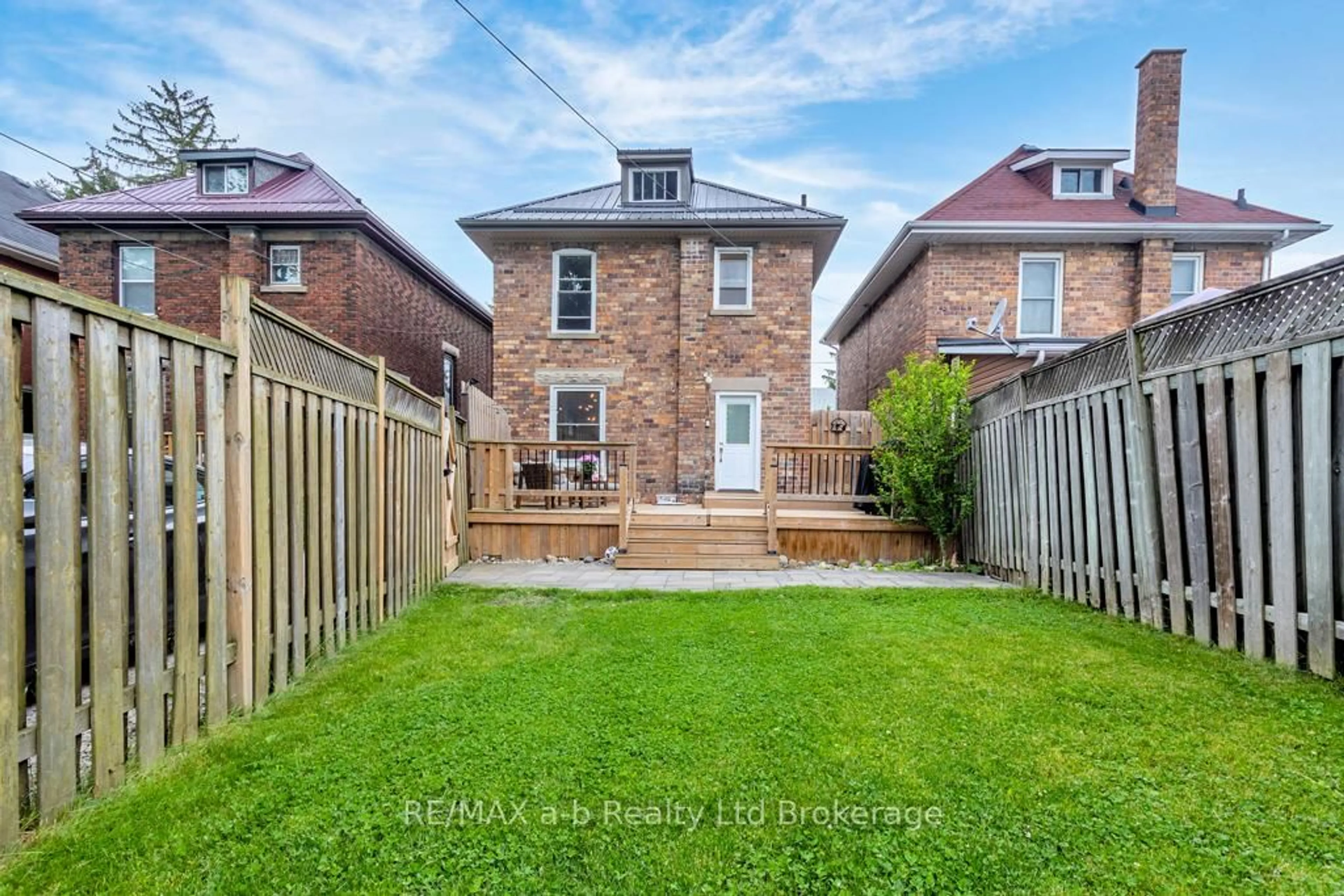Home with brick exterior material, street for 33 Stanley St, St. Thomas Ontario N5R 3E7