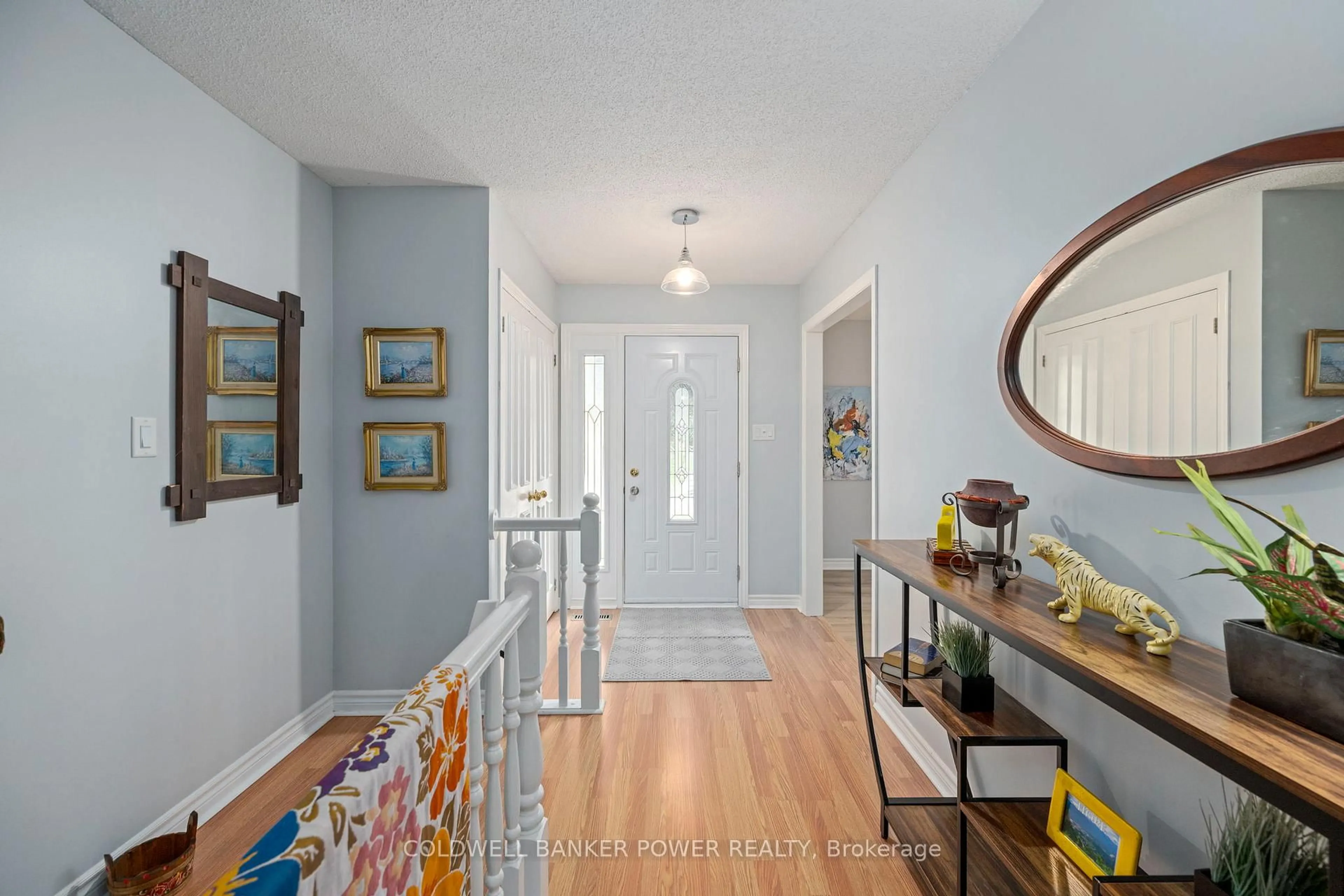 Indoor entryway for 1031 Griffith St, London South Ontario N6K 3Y7