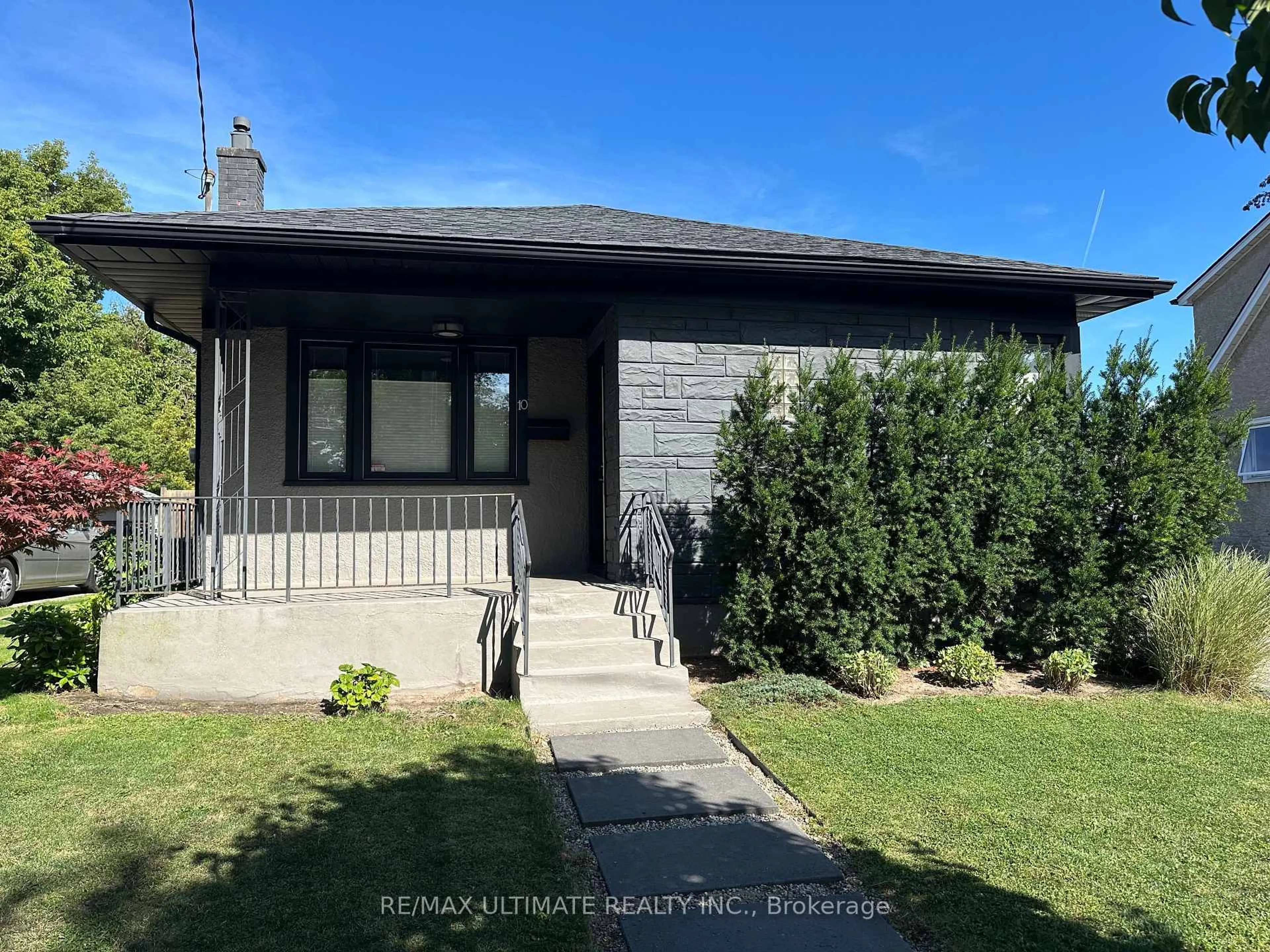 A pic from outside/outdoor area/front of a property/back of a property/a pic from drone, street for 10 COLUMBIA St, St. Catharines Ontario L2R 5H6