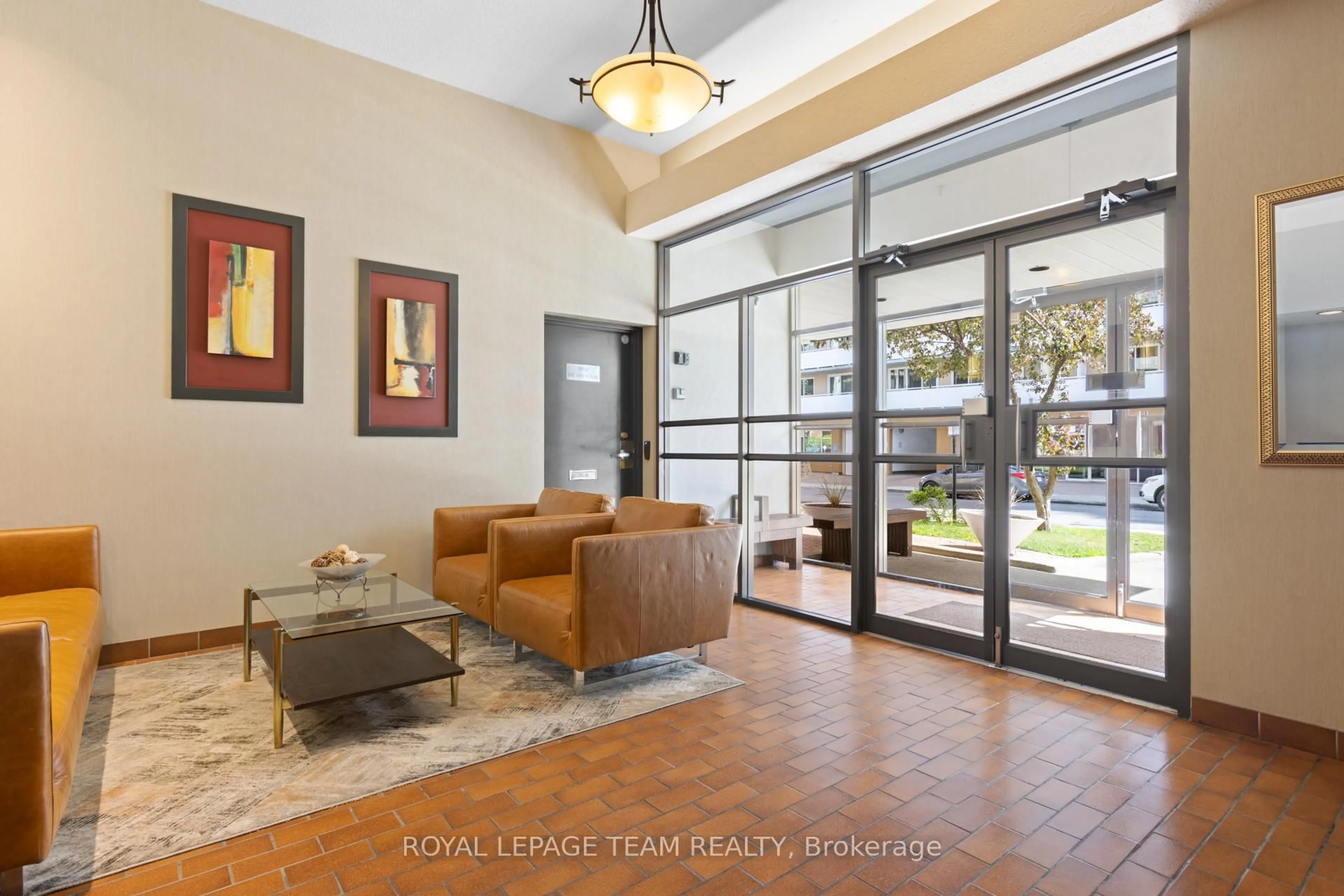 Indoor foyer for 141 Somerset St #503, Ottawa Ontario K2P 2H1