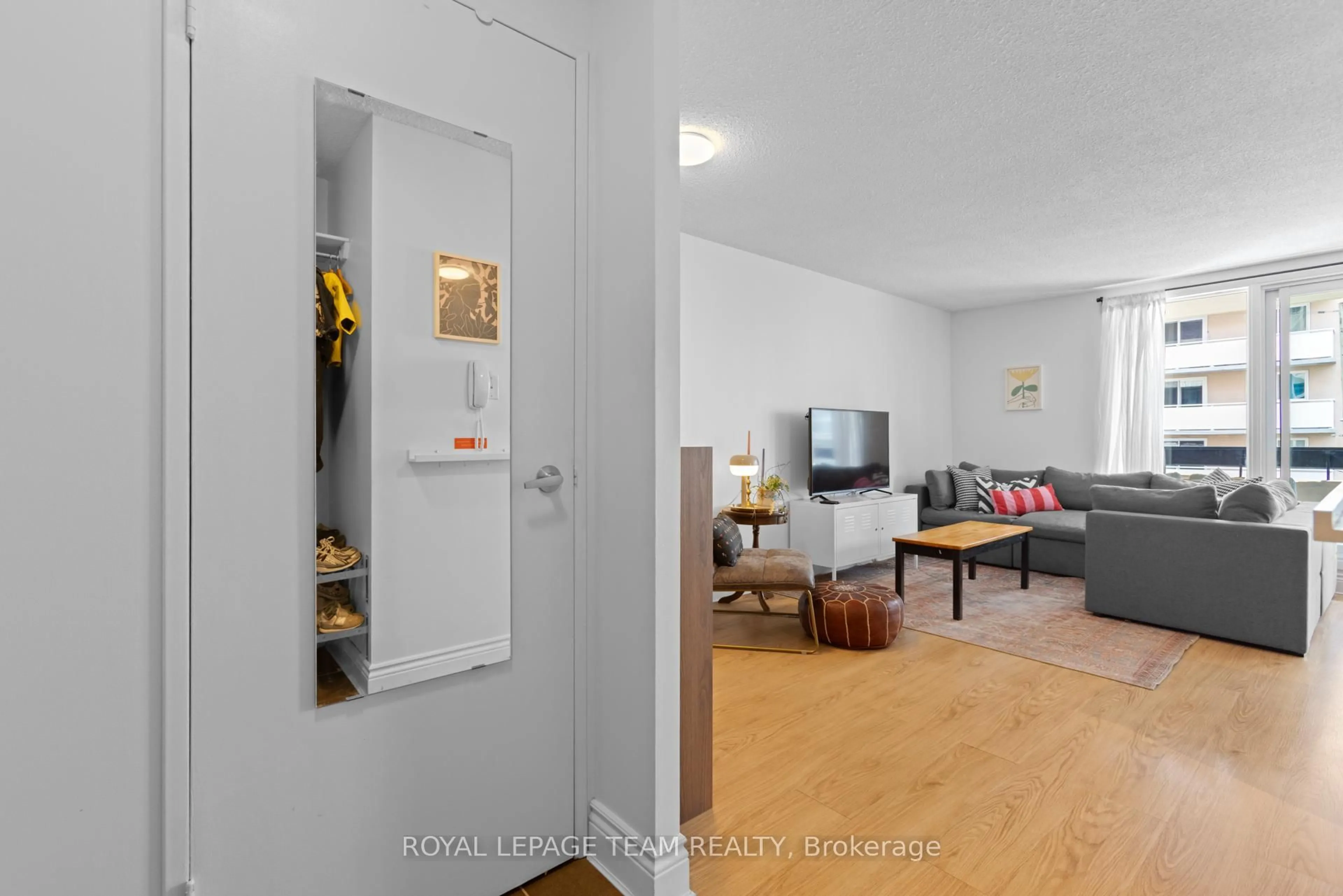 Indoor entryway for 141 Somerset St #503, Ottawa Ontario K2P 2H1