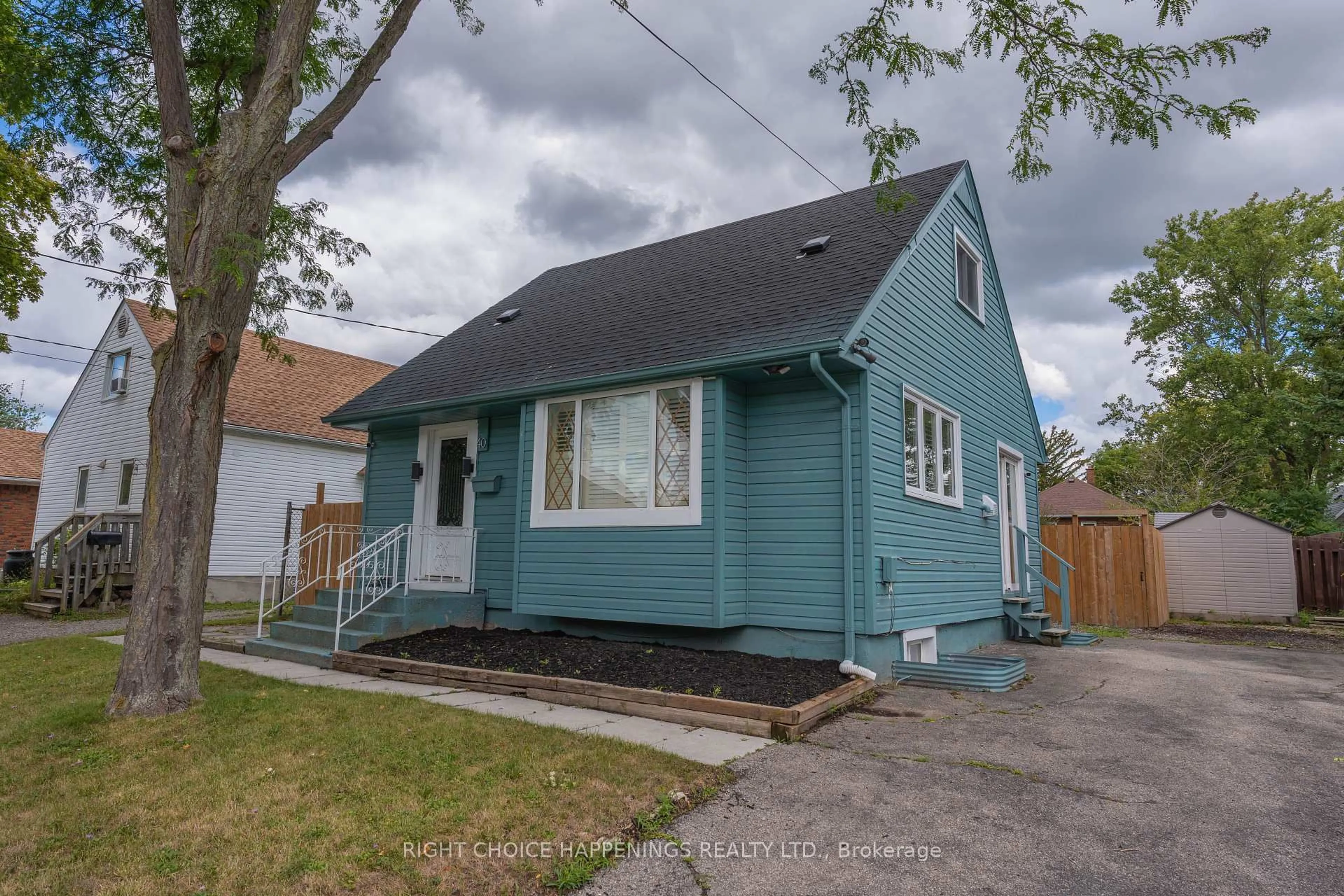 Home with vinyl exterior material, street for 40 Water St, Thorold Ontario L2V 2K6