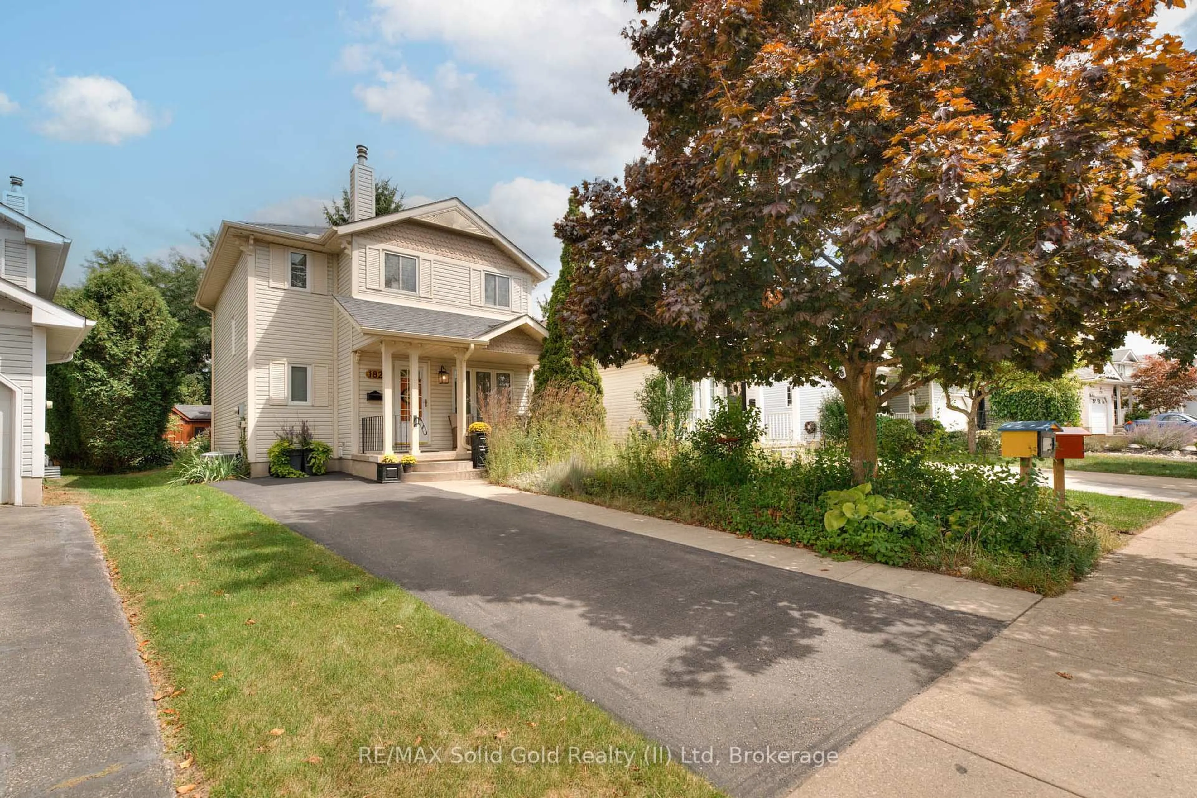 A pic from outside/outdoor area/front of a property/back of a property/a pic from drone, street for 182 Auburn Dr, Waterloo Ontario N2K 3T1