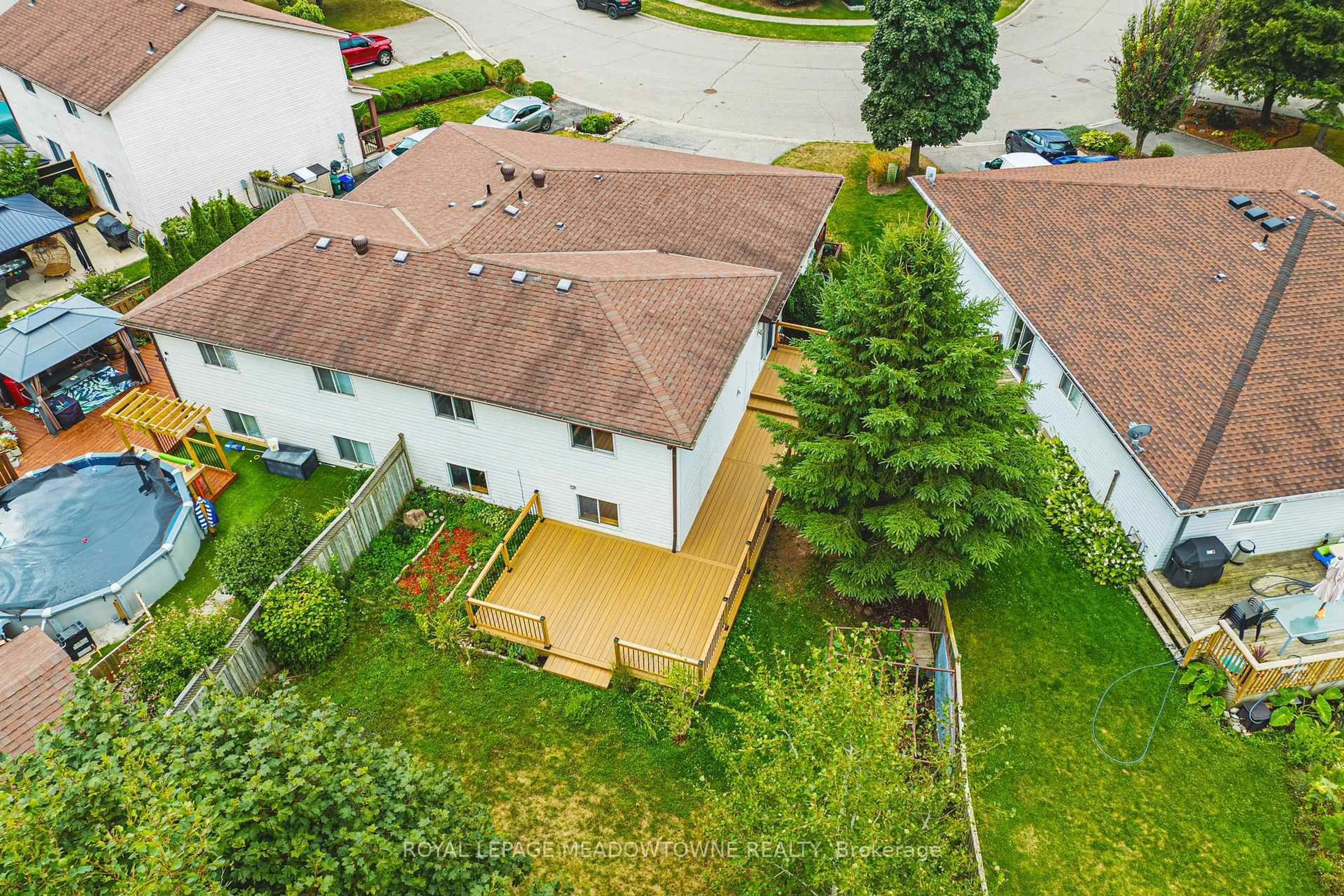 A pic from outside/outdoor area/front of a property/back of a property/a pic from drone, unknown for 116 Dyer Crt, Cambridge Ontario N3C 4B9