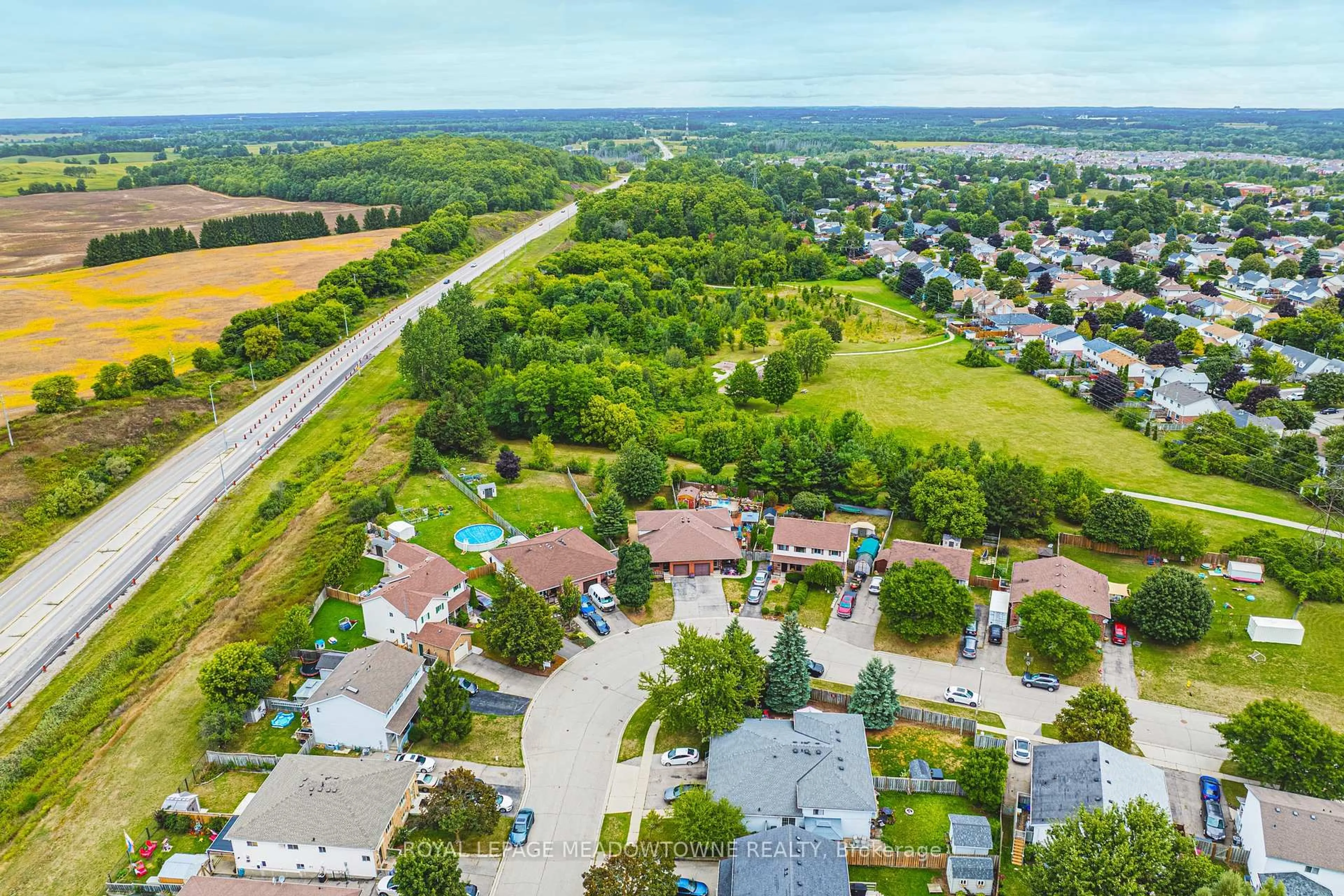 A pic from outside/outdoor area/front of a property/back of a property/a pic from drone, street for 116 Dyer Crt, Cambridge Ontario N3C 4B9