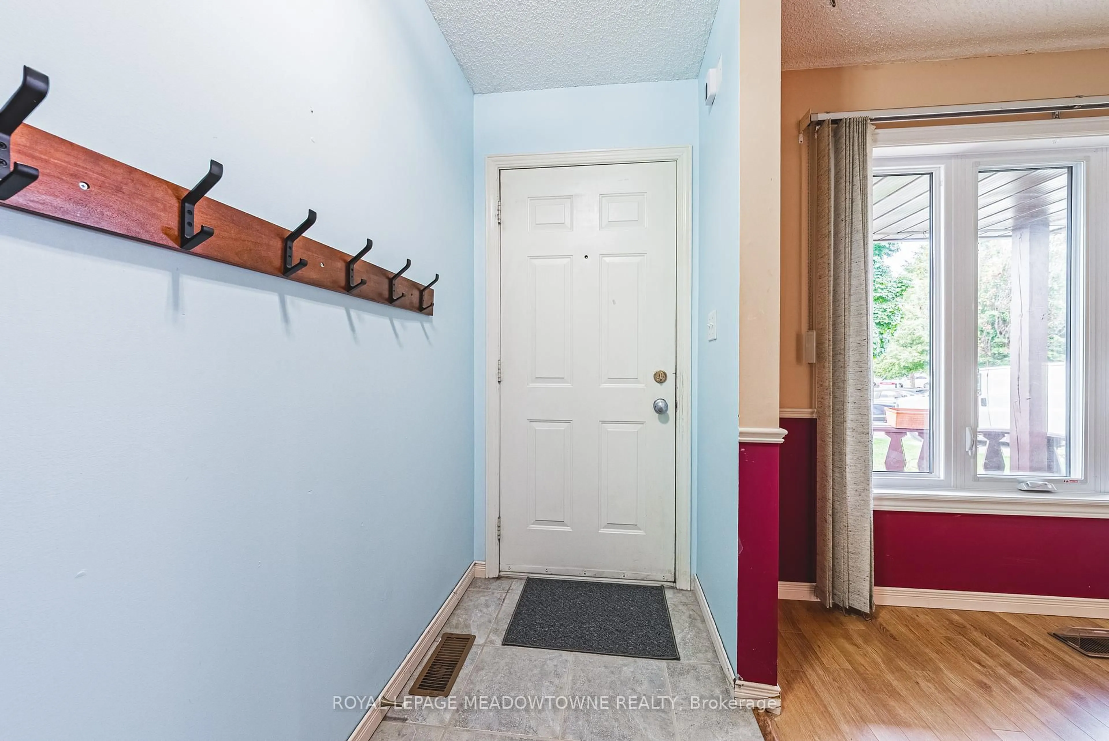 Indoor entryway for 116 Dyer Crt, Cambridge Ontario N3C 4B9