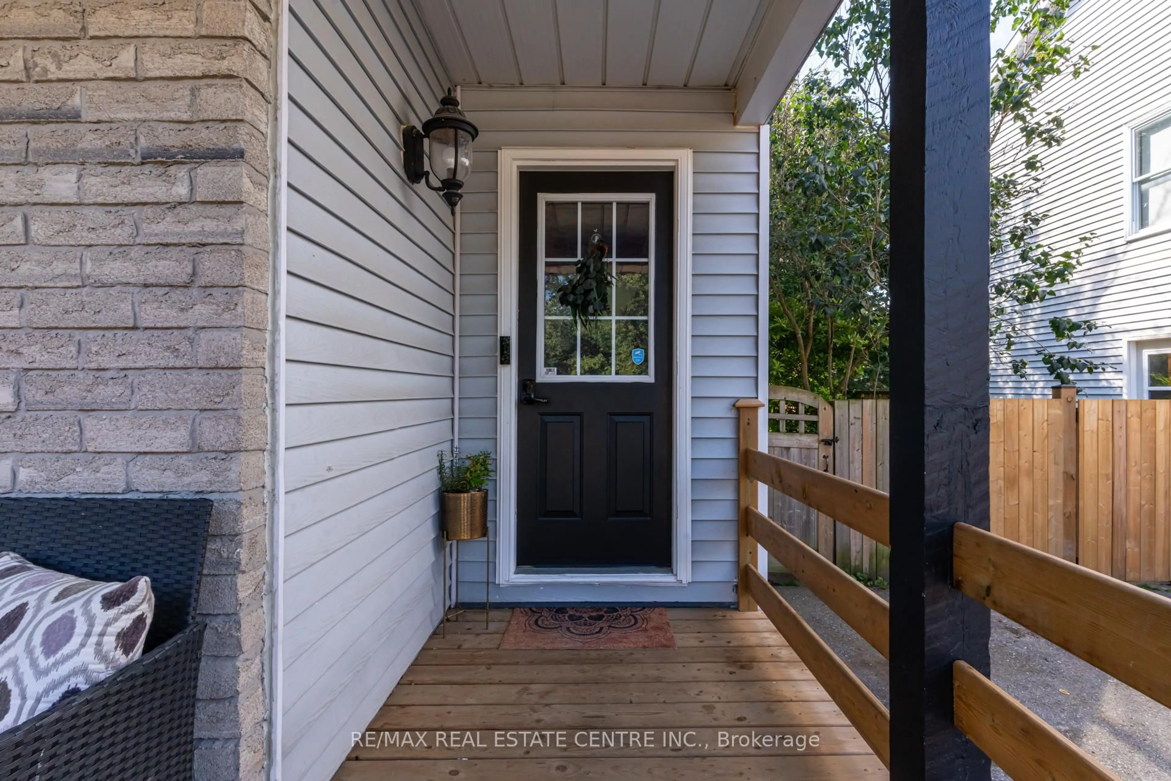 Indoor entryway for 521 Pineview Gdns, Shelburne Ontario L9V 2Z9