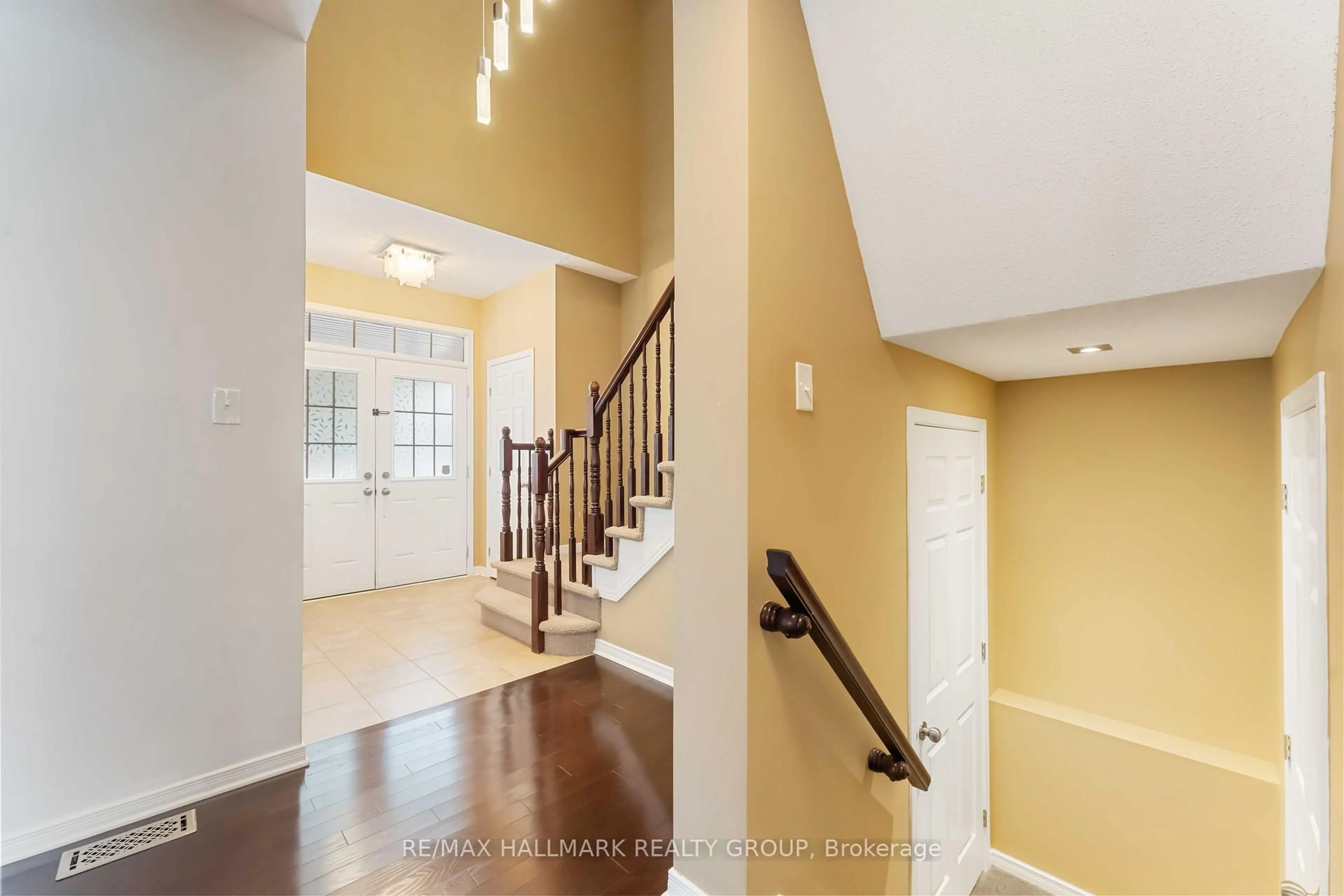 Indoor entryway for 409 Tartaruga Lane, Ottawa Ontario K2J 0E2