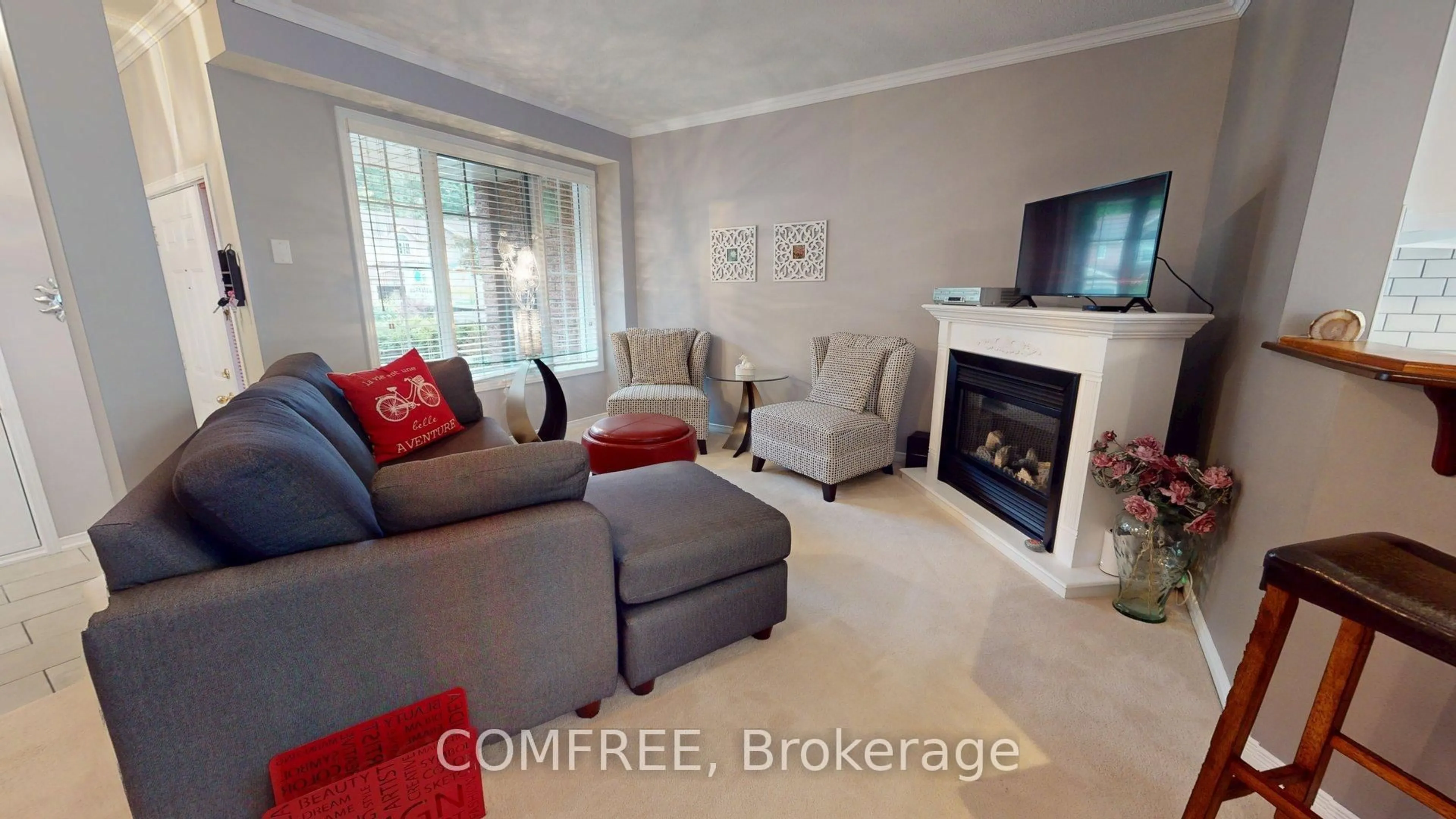 Living room with furniture, unknown for 1315 Silvestri Cres, Ottawa Ontario K1J 1E8