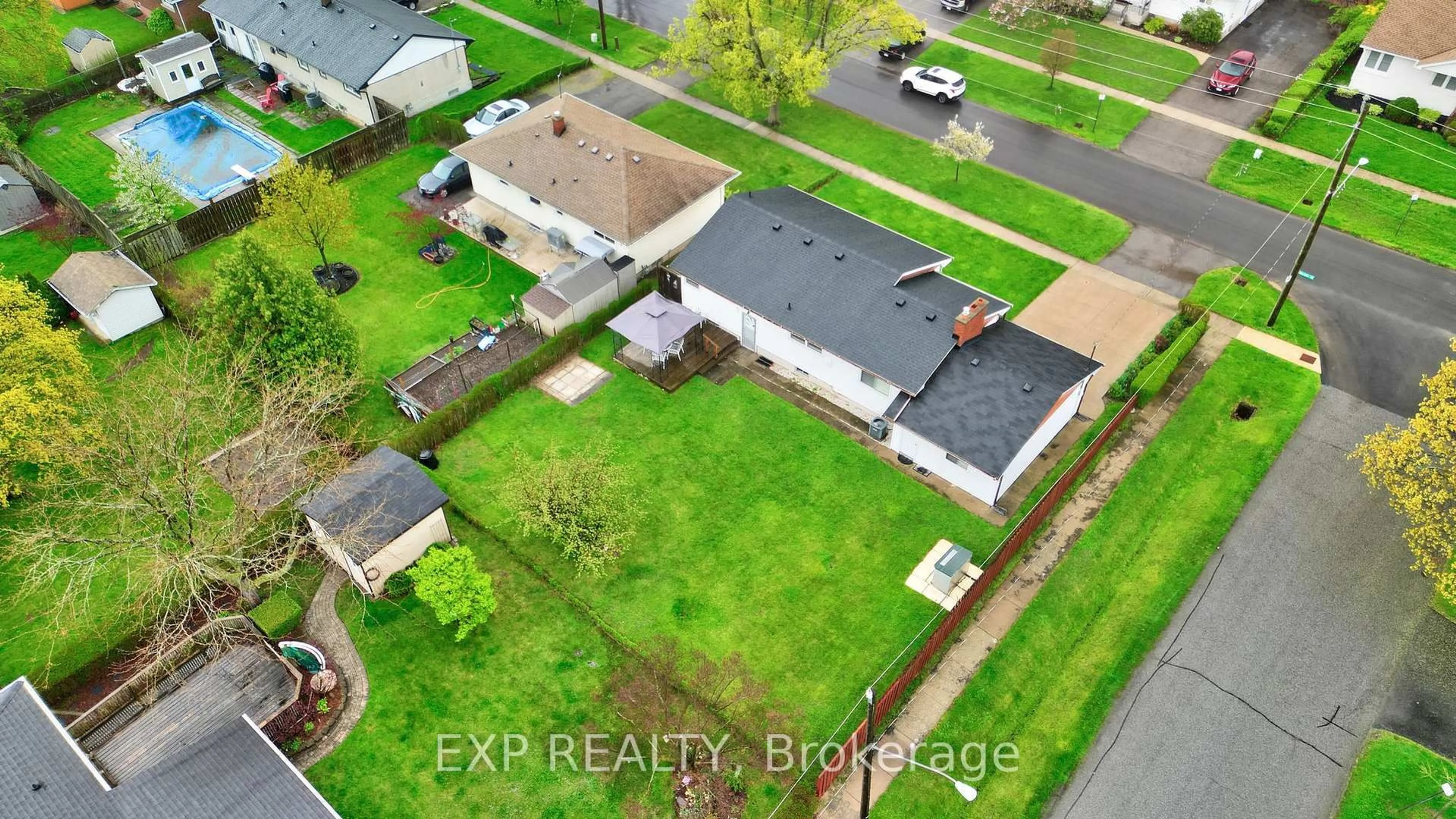 A pic from outside/outdoor area/front of a property/back of a property/a pic from drone, street for 62 Forster St, St. Catharines Ontario L2N 2A5